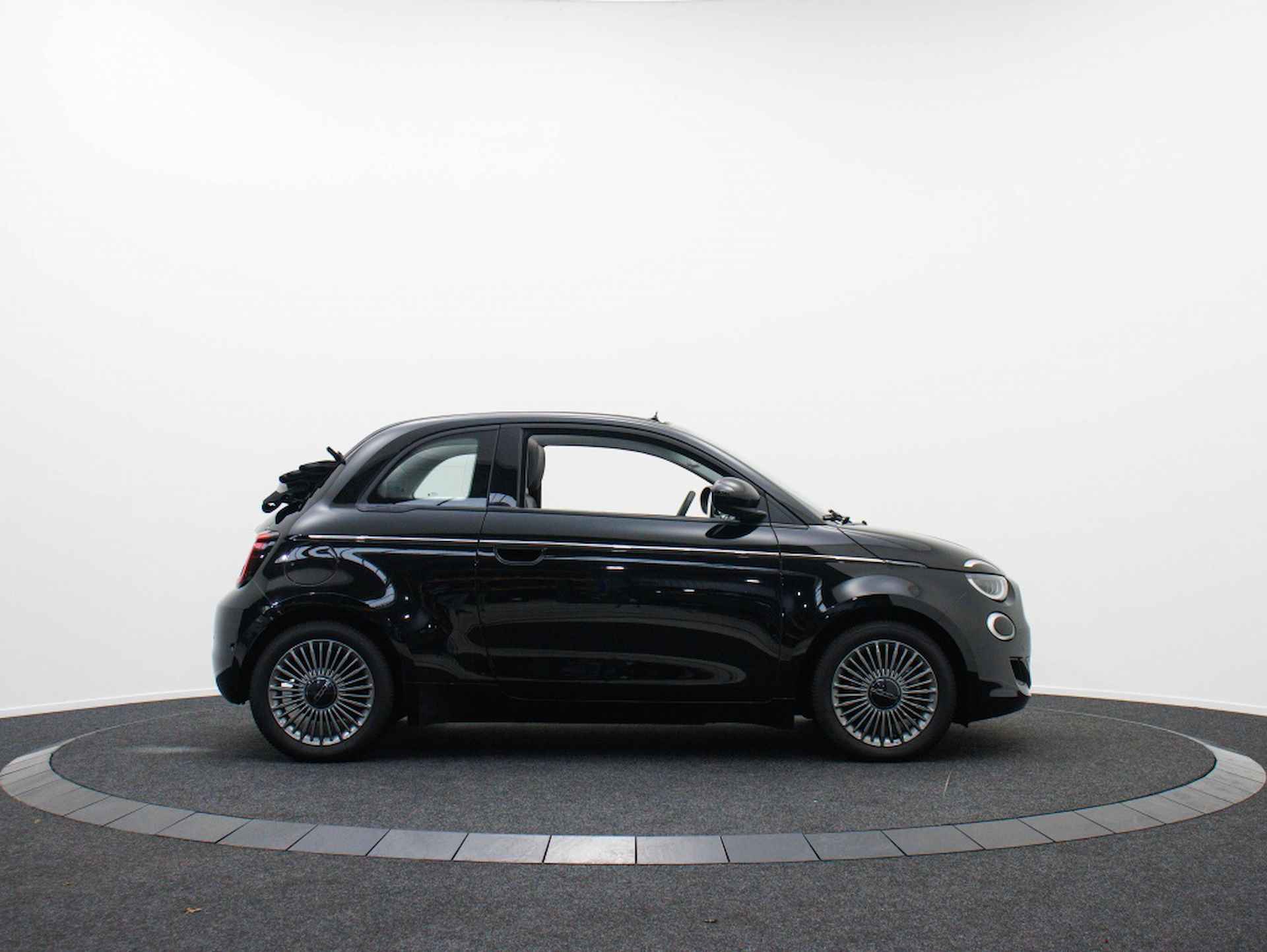 Fiat 500 Cabrio Icon 42 kWh | Electric | Private lease 339 p.m. - 6/41