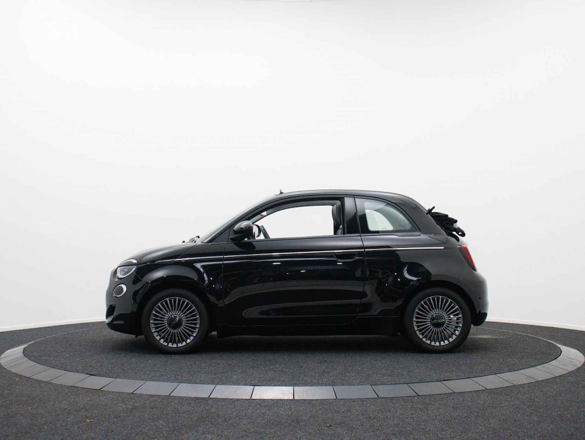 Fiat 500 Cabrio Icon 42 kWh | Electric | Private lease 339 p.m. - 11/41