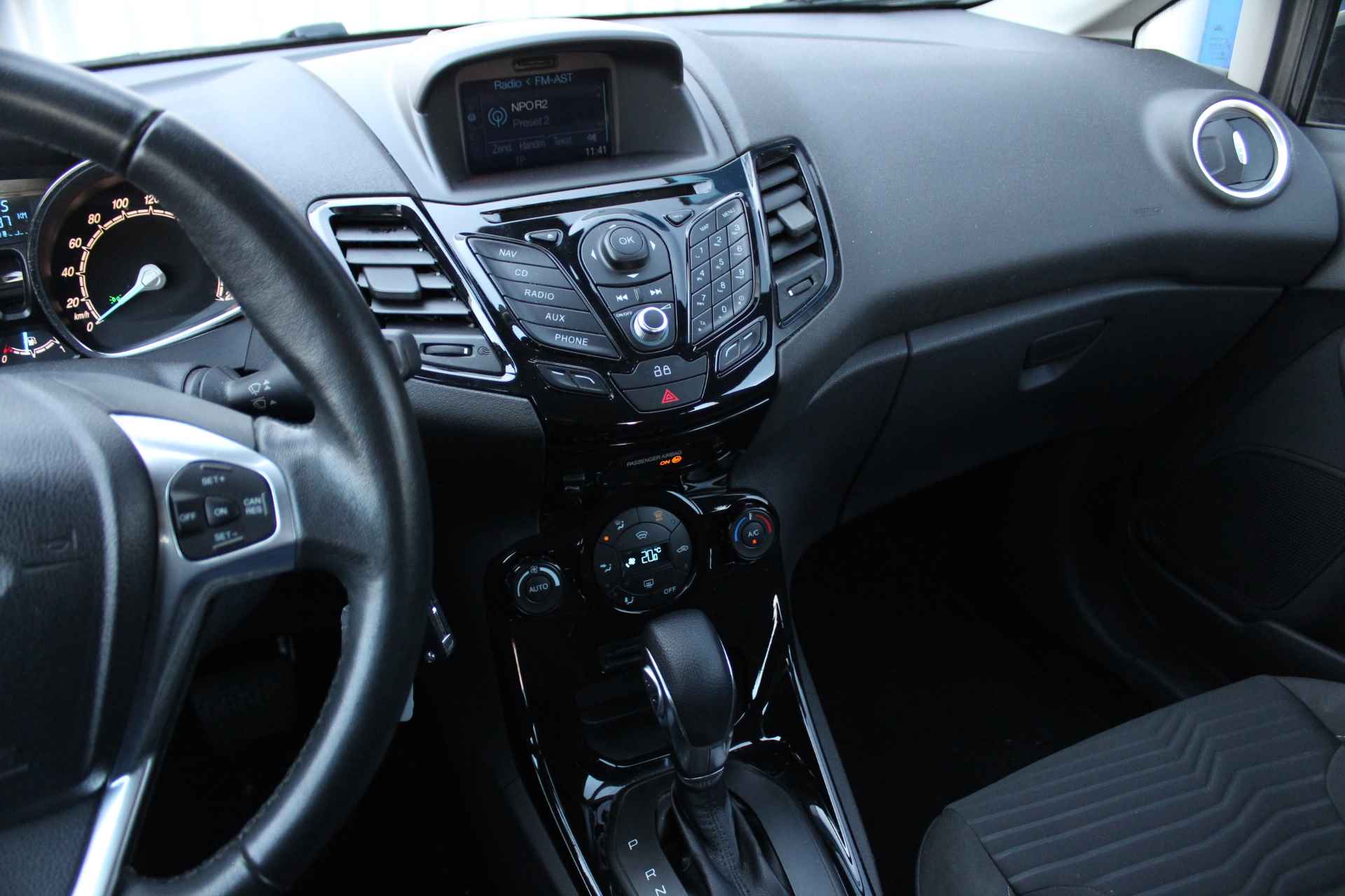 Ford Fiesta 1.0 100PK Titanium | Automaat | Voorruitverwarming | Navigatie | Clima | Parkeersensoren | Bluetooth | - 19/32