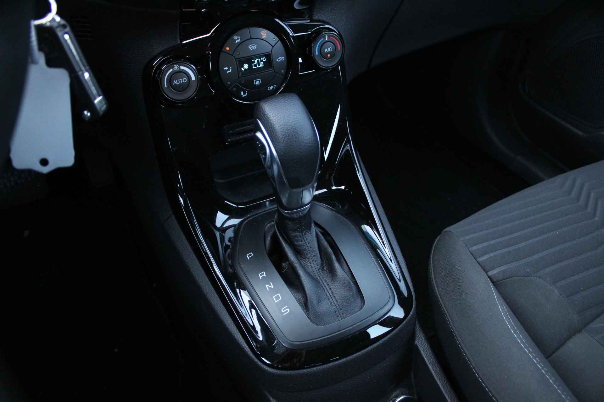 Ford Fiesta 1.0 100PK Titanium | Automaat | Voorruitverwarming | Navigatie | Clima | Parkeersensoren | Bluetooth | - 26/32