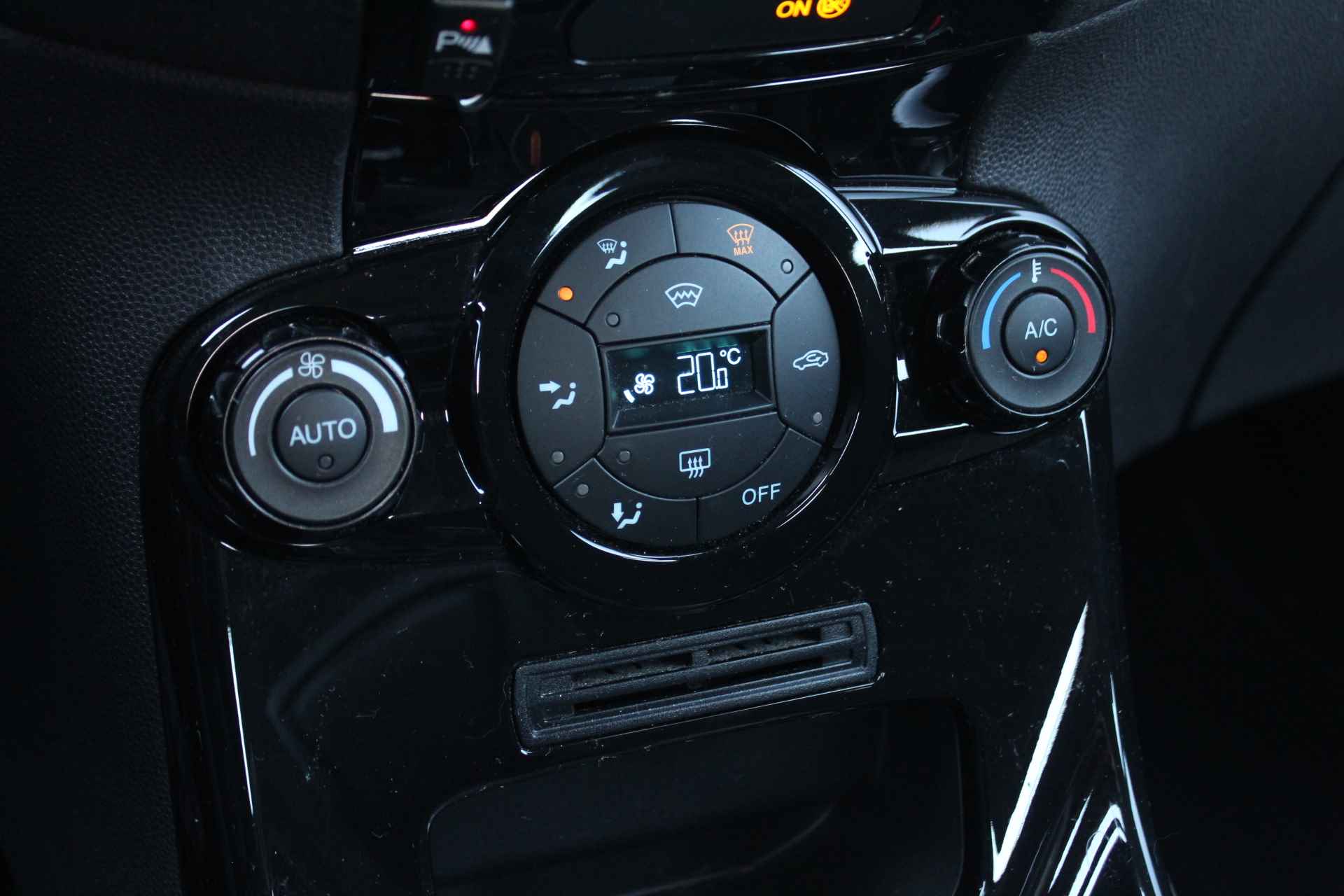 Ford Fiesta 1.0 100PK Titanium | Automaat | Voorruitverwarming | Navigatie | Clima | Parkeersensoren | Bluetooth | - 27/32