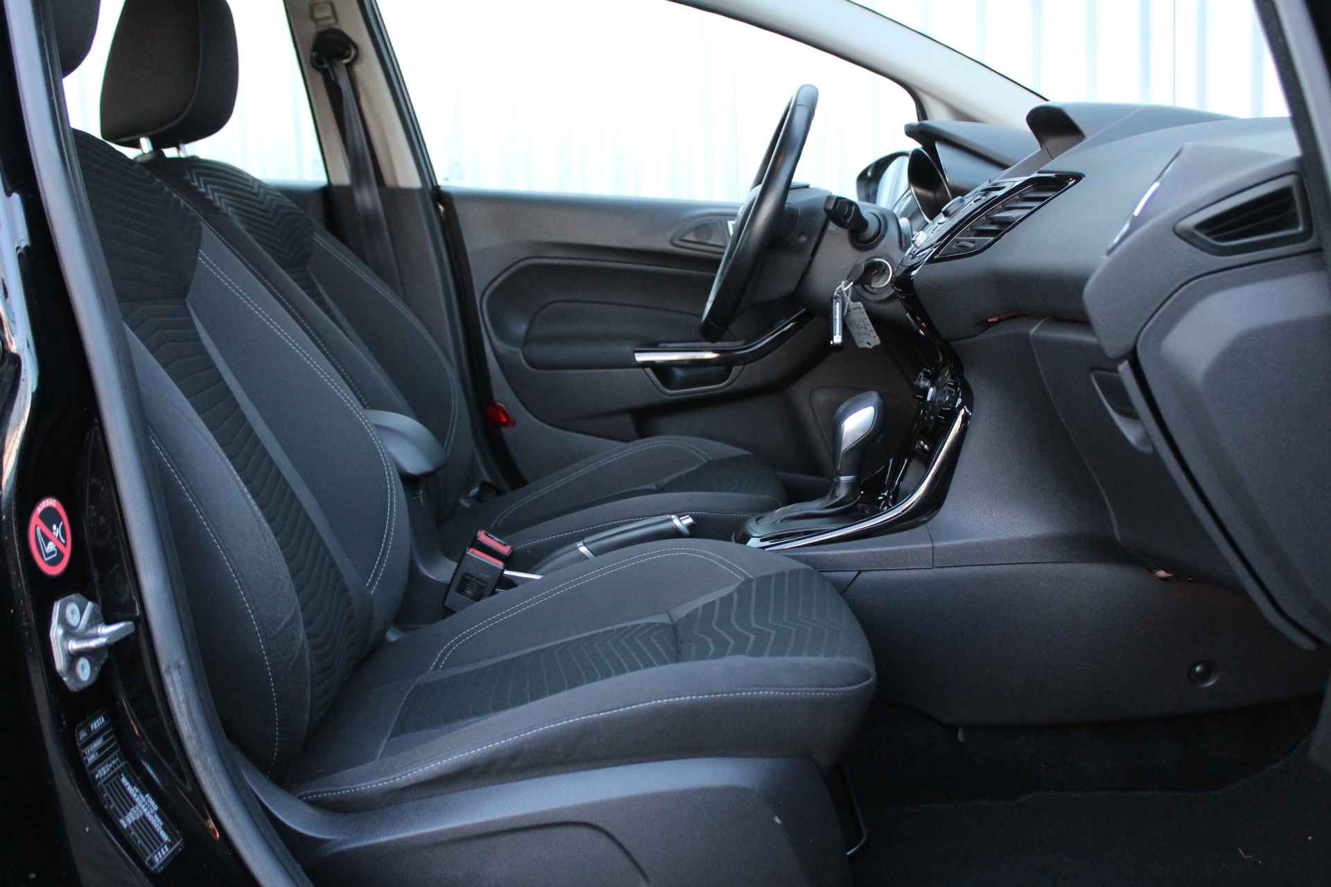 Ford Fiesta 1.0 100PK Titanium | Automaat | Voorruitverwarming | Navigatie | Clima | Parkeersensoren | Bluetooth | - 29/32