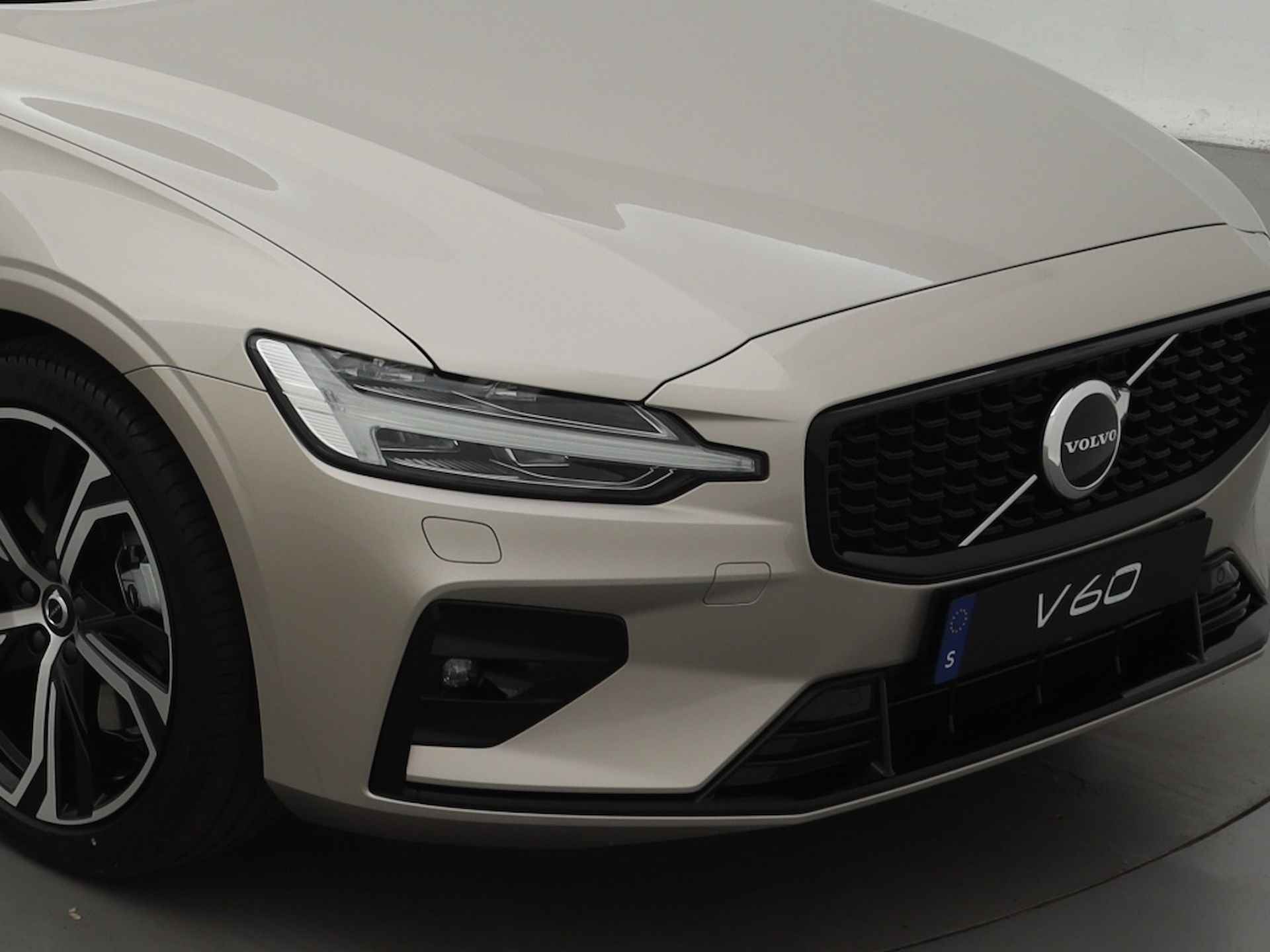 Volvo V60 2.0 B3 Ultimate Dark | 19 inch LM-Velgen | Panoramisch glazen da - 11/38