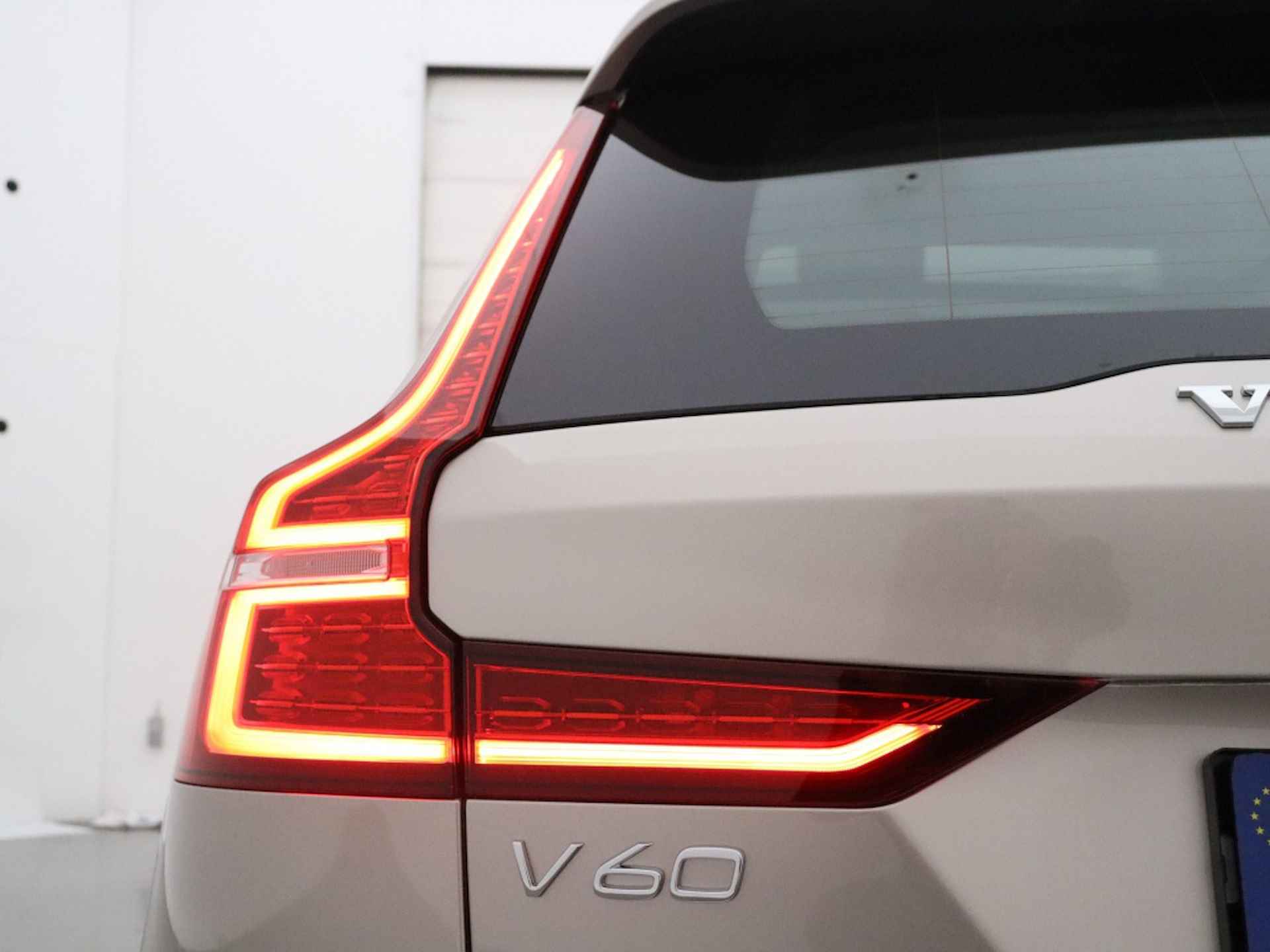 Volvo V60 2.0 B3 Ultimate Dark | 19 inch LM-Velgen | Panoramisch glazen da - 38/38