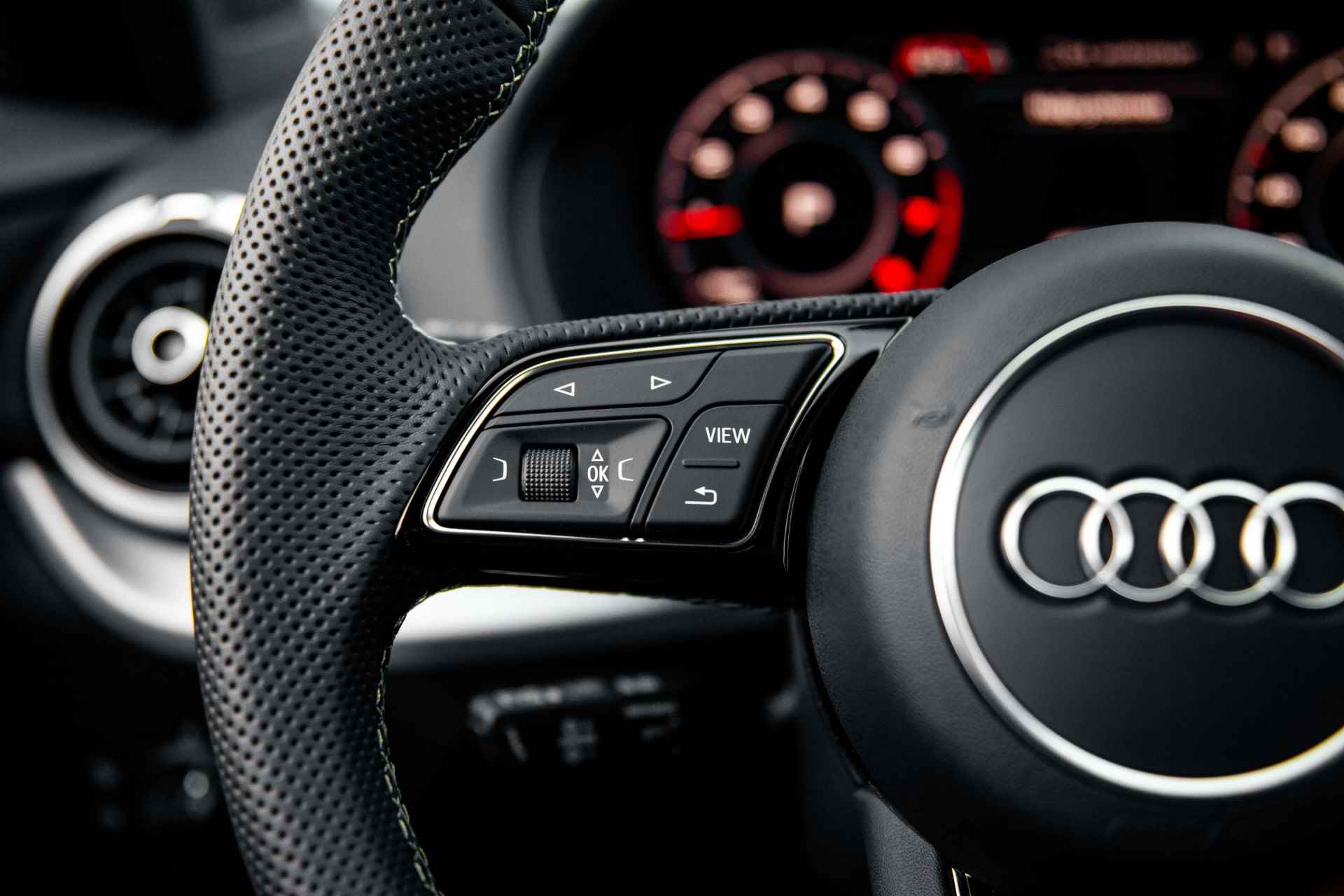 Audi Q2 35 TFSI S Edition | Adaptive cruise | Parking | Privacy glass | 18" - 11/58