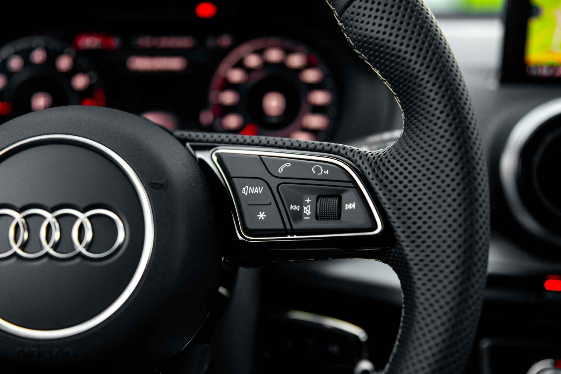 Audi Q2 35 TFSI S Edition | Adaptive cruise | Parking | Privacy glass | 18" - 12/58