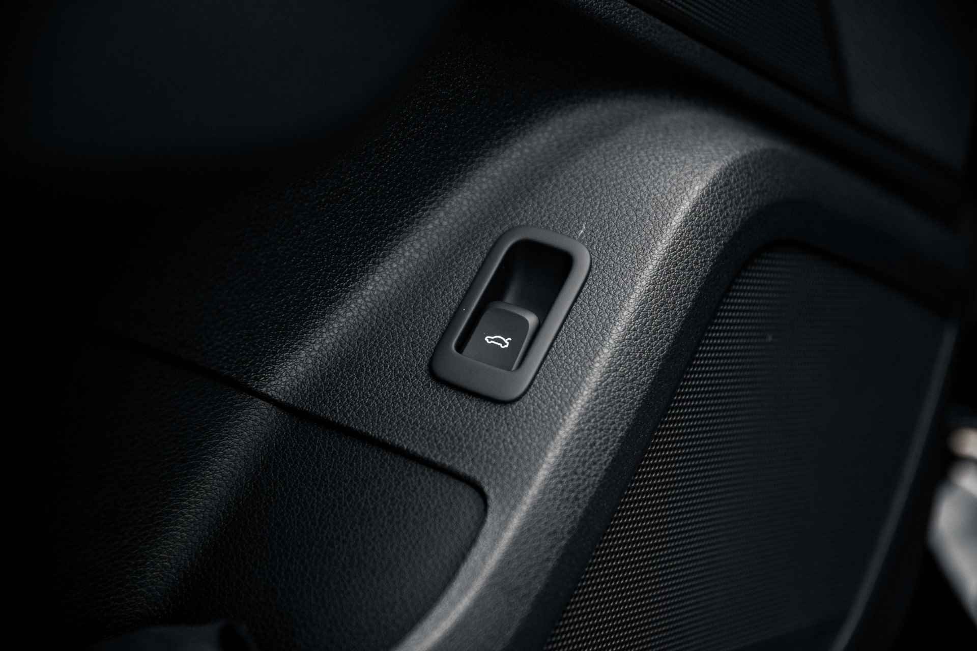 Audi Q2 35 TFSI S Edition | Adaptive cruise | Parking | Privacy glass | 18" - 22/58