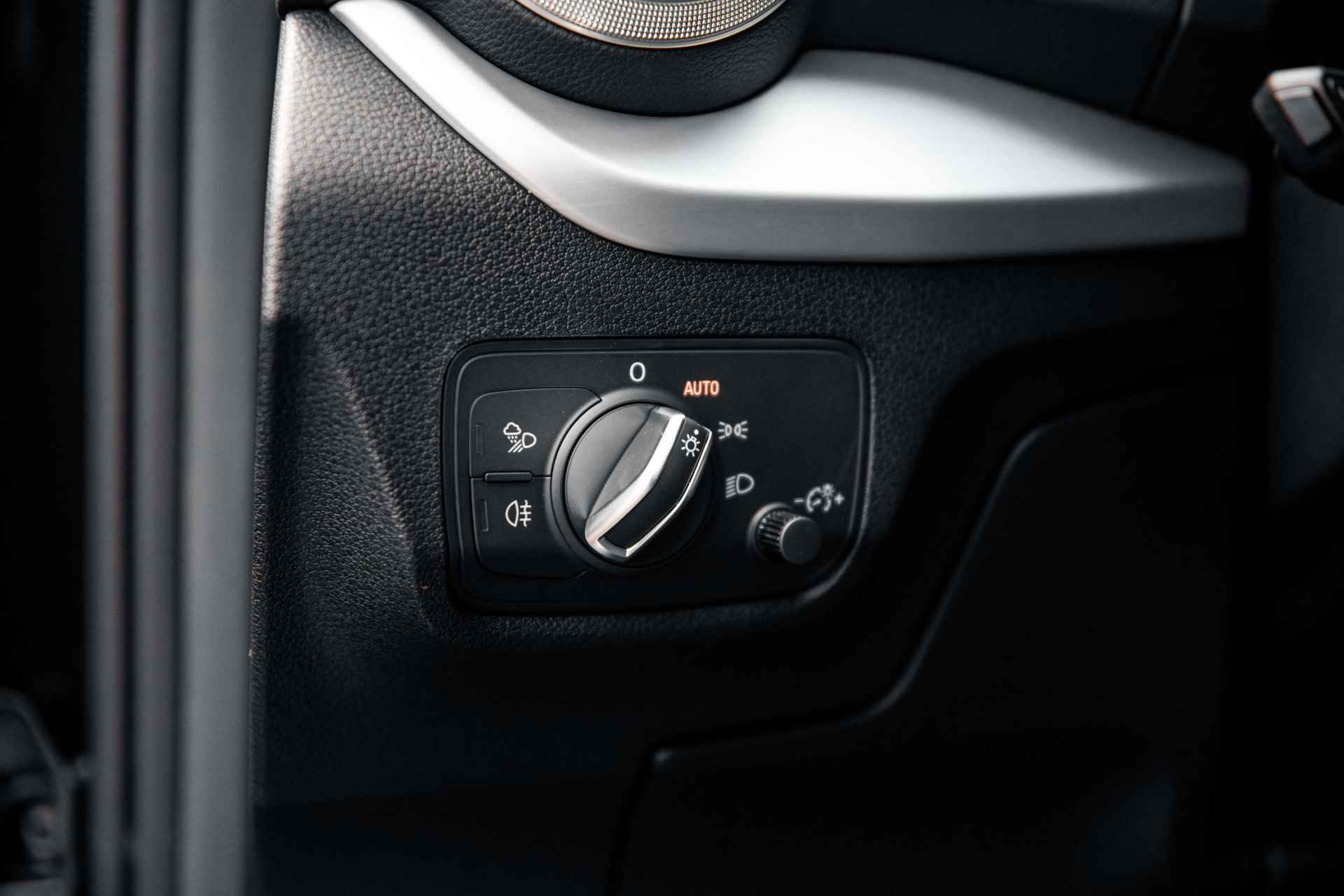 Audi Q2 35 TFSI S Edition | Adaptive cruise | Parking | Privacy glass | 18" - 24/58
