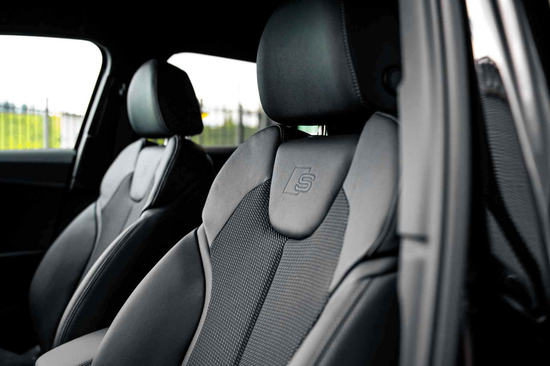 Audi Q2 35 TFSI S Edition | Adaptive cruise | Parking | Privacy glass | 18" - 25/58