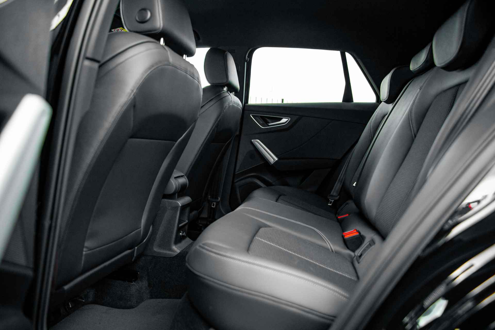 Audi Q2 35 TFSI S Edition | Adaptive cruise | Parking | Privacy glass | 18" - 28/58