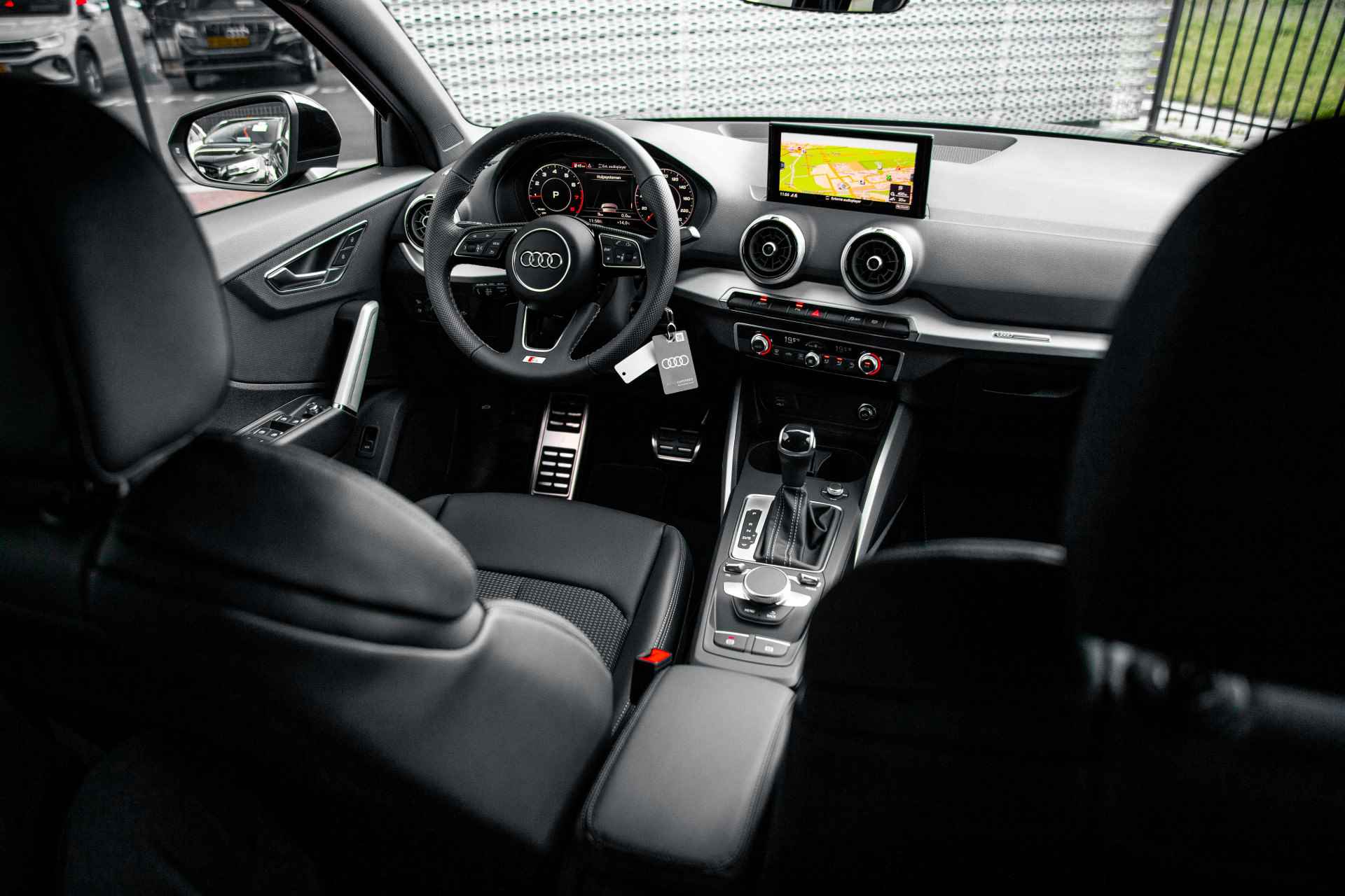Audi Q2 35 TFSI S Edition | Adaptive cruise | Parking | Privacy glass | 18" - 29/58