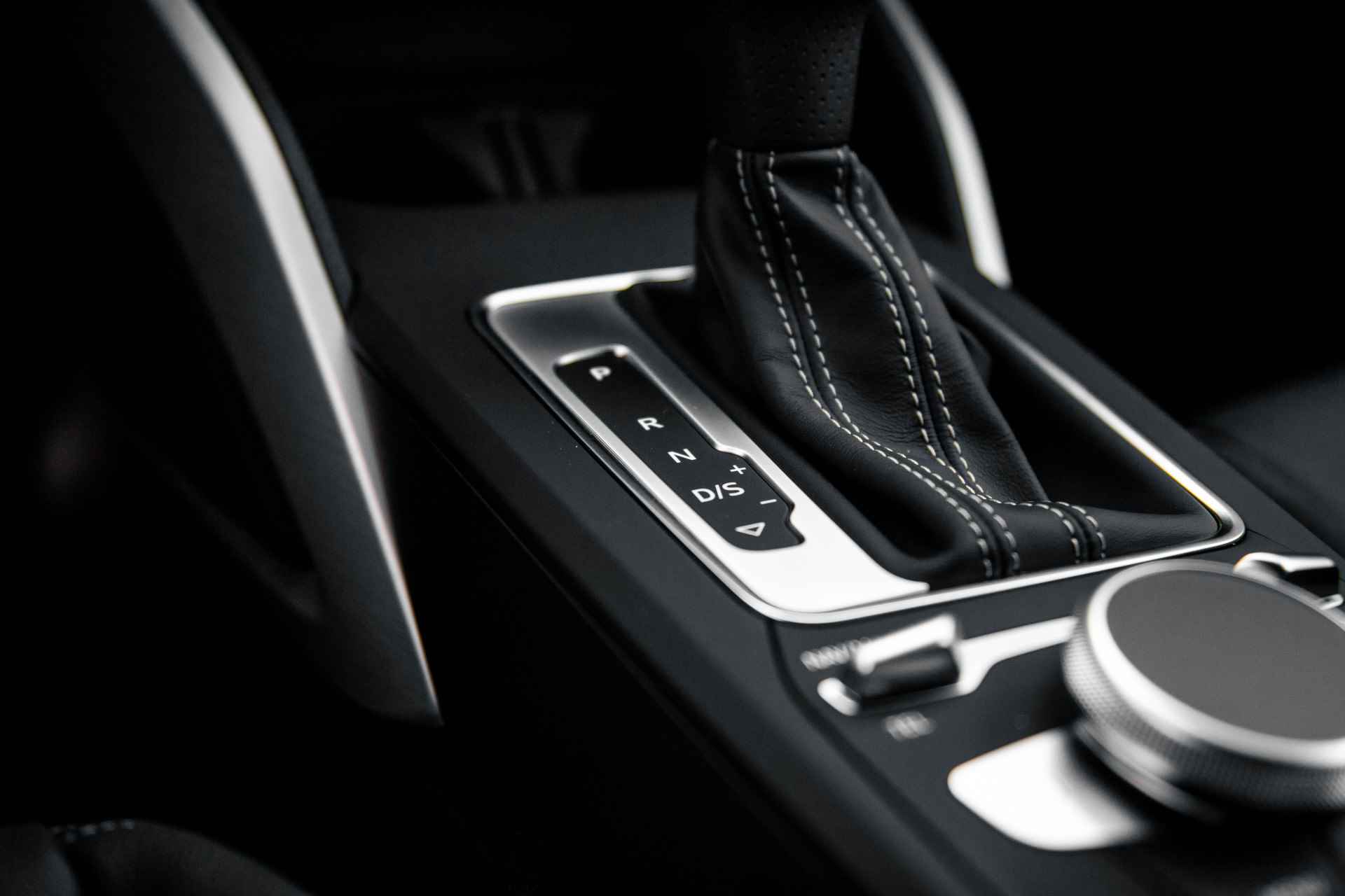 Audi Q2 35 TFSI S Edition | Adaptive cruise | Parking | Privacy glass | 18" - 31/58