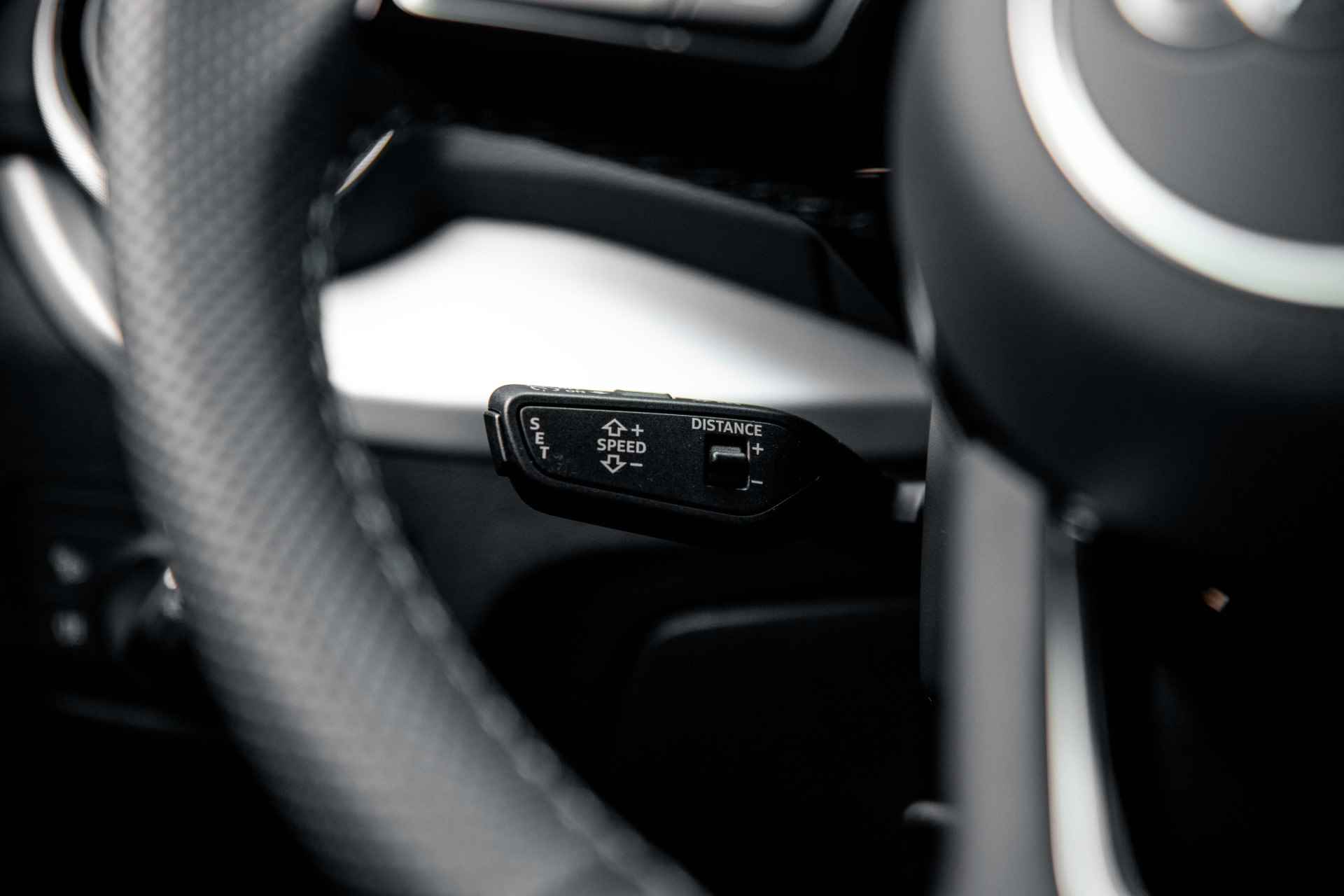 Audi Q2 35 TFSI S Edition | Adaptive cruise | Parking | Privacy glass | 18" - 45/58