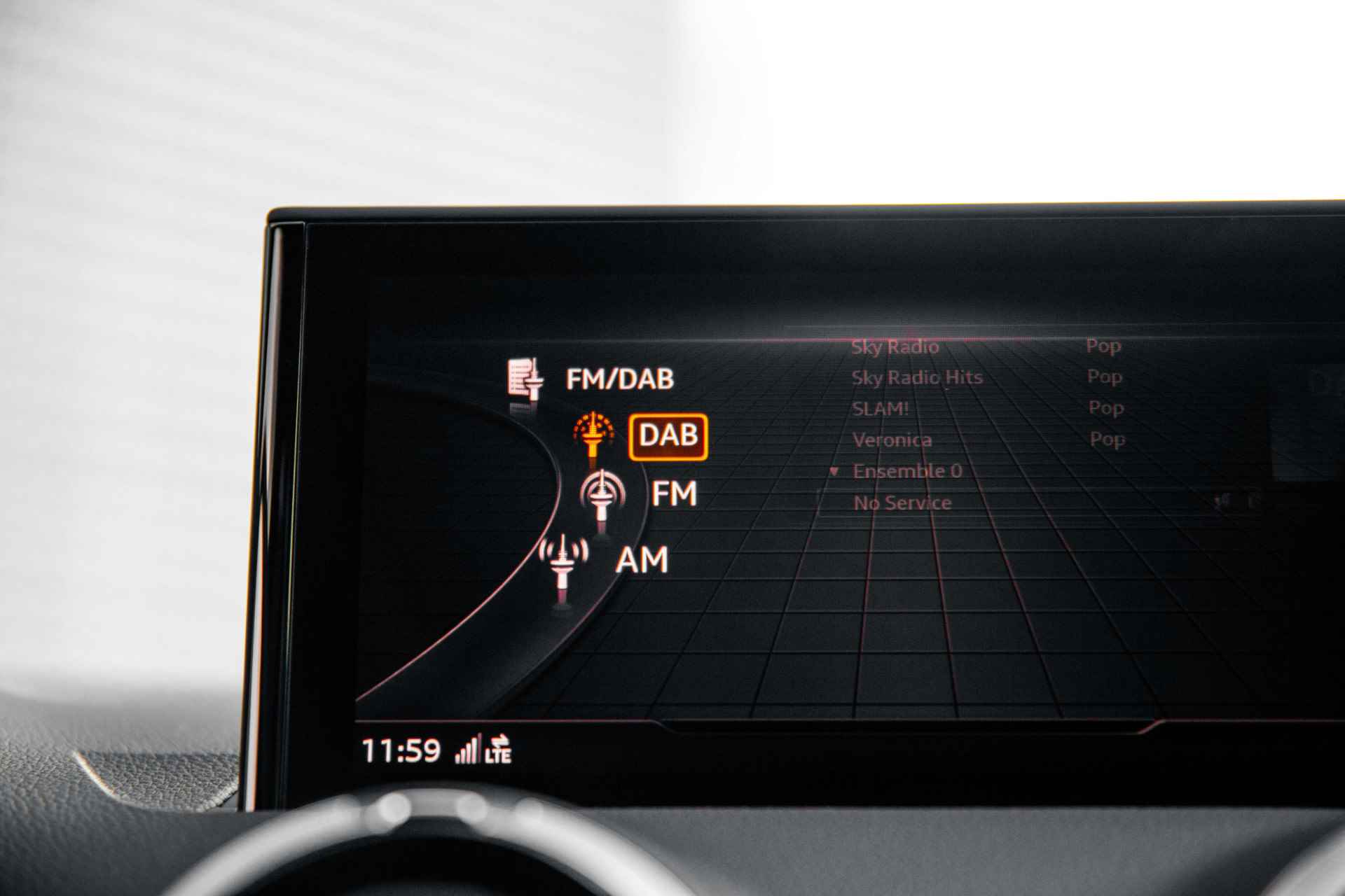 Audi Q2 35 TFSI S Edition | Adaptive cruise | Parking | Privacy glass | 18" - 52/58