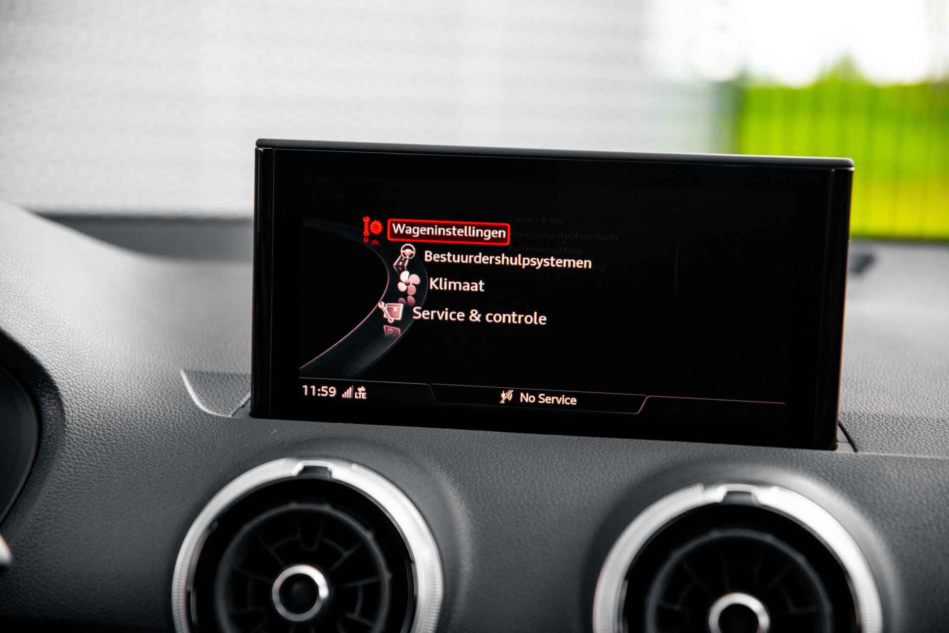 Audi Q2 35 TFSI S Edition | Adaptive cruise | Parking | Privacy glass | 18" - 54/58