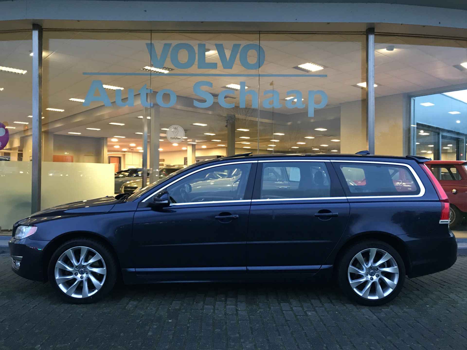 Volvo V70 2.0 D4 5 cil. Momentum Automaat | Rijklaar incl garantie | Leder Trekhaak Schuifdak - 2/12