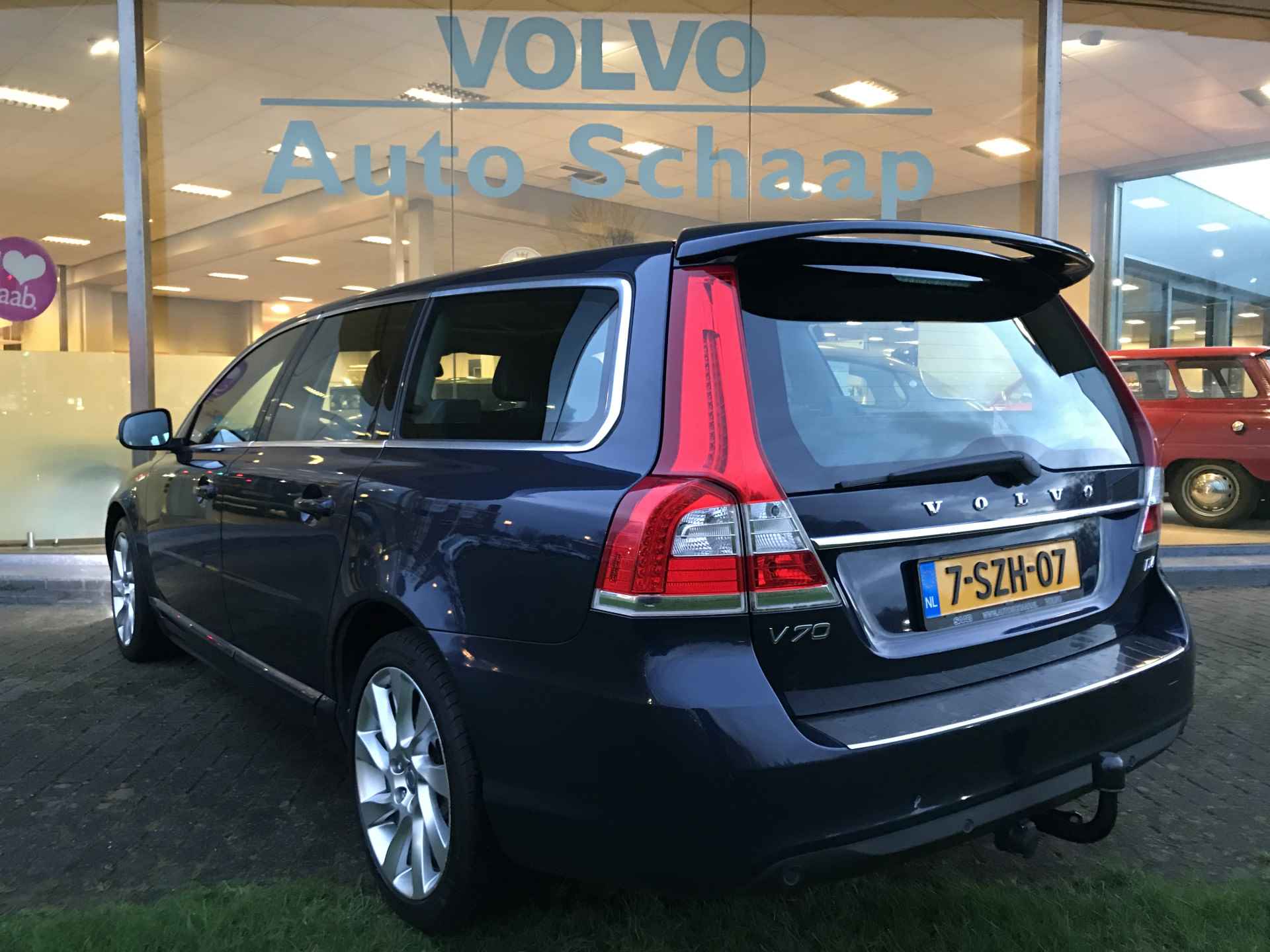 Volvo V70 2.0 D4 5 cil. Momentum Automaat | Rijklaar incl garantie | Leder Trekhaak Schuifdak - 3/12