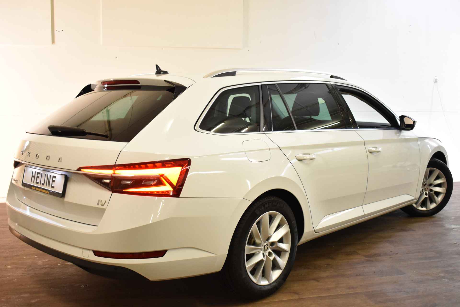 Škoda Superb Combi iV 218PK DSG HYBRID BUSINESS PLUS CARPLAY/PDC/NAVI - 3/44