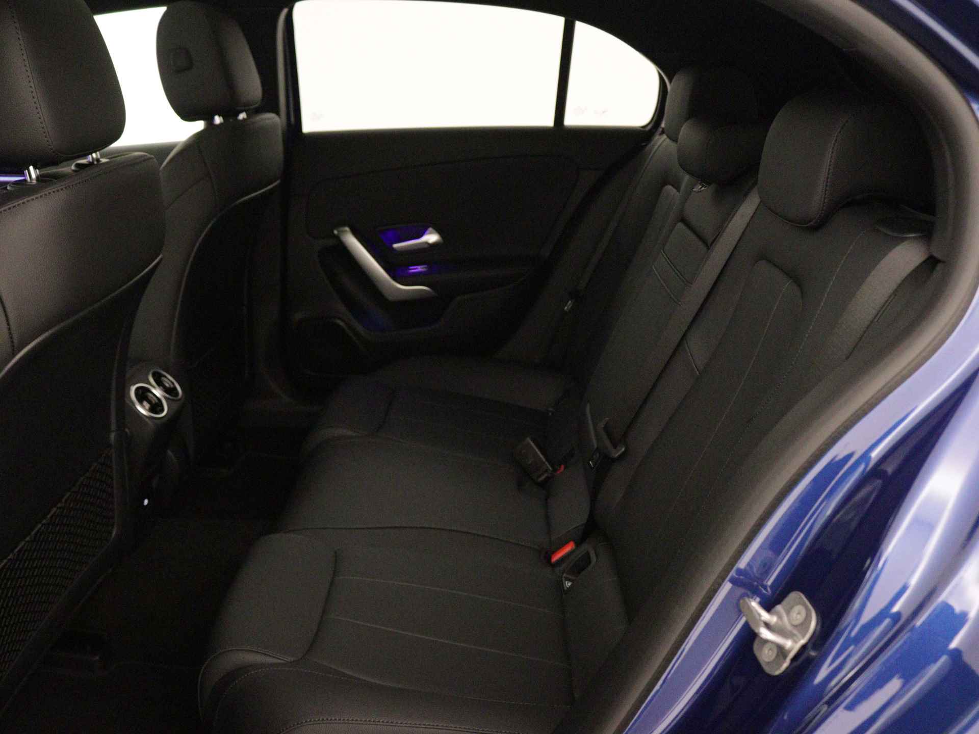 Mercedes-Benz A-Klasse 250 e Luxury Line | Trekhaak | Panoramaschuifdak | Extra USB-poorten | KEYLESS GO | Sfeerverlichting | Parkeerpakket met achteruitrijcamera | Verwarmde stoelen vooraan | - 5/41