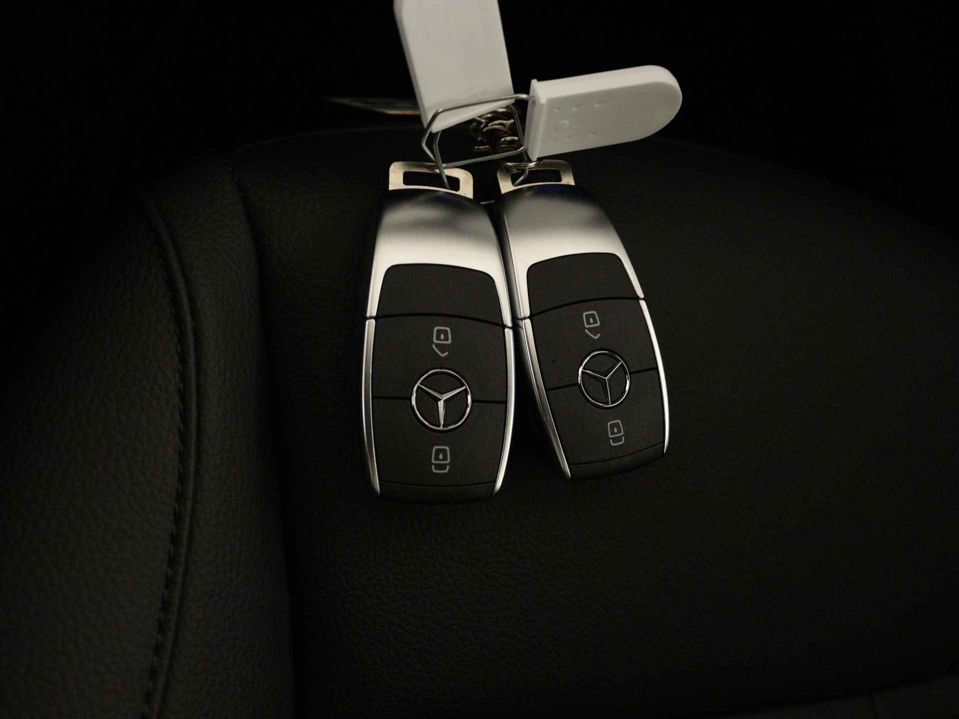 Mercedes-Benz A-Klasse 250 e Luxury Line | Trekhaak | Panoramaschuifdak | Extra USB-poorten | KEYLESS GO | Sfeerverlichting | Parkeerpakket met achteruitrijcamera | Verwarmde stoelen vooraan | - 11/41