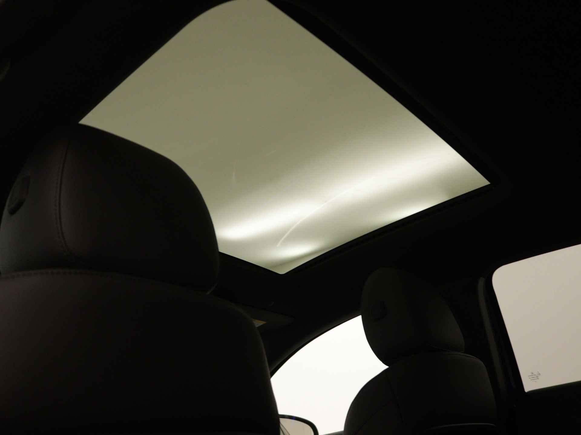 Mercedes-Benz A-Klasse 250 e Luxury Line | Trekhaak | Panoramaschuifdak | Extra USB-poorten | KEYLESS GO | Sfeerverlichting | Parkeerpakket met achteruitrijcamera | Verwarmde stoelen vooraan | - 16/41