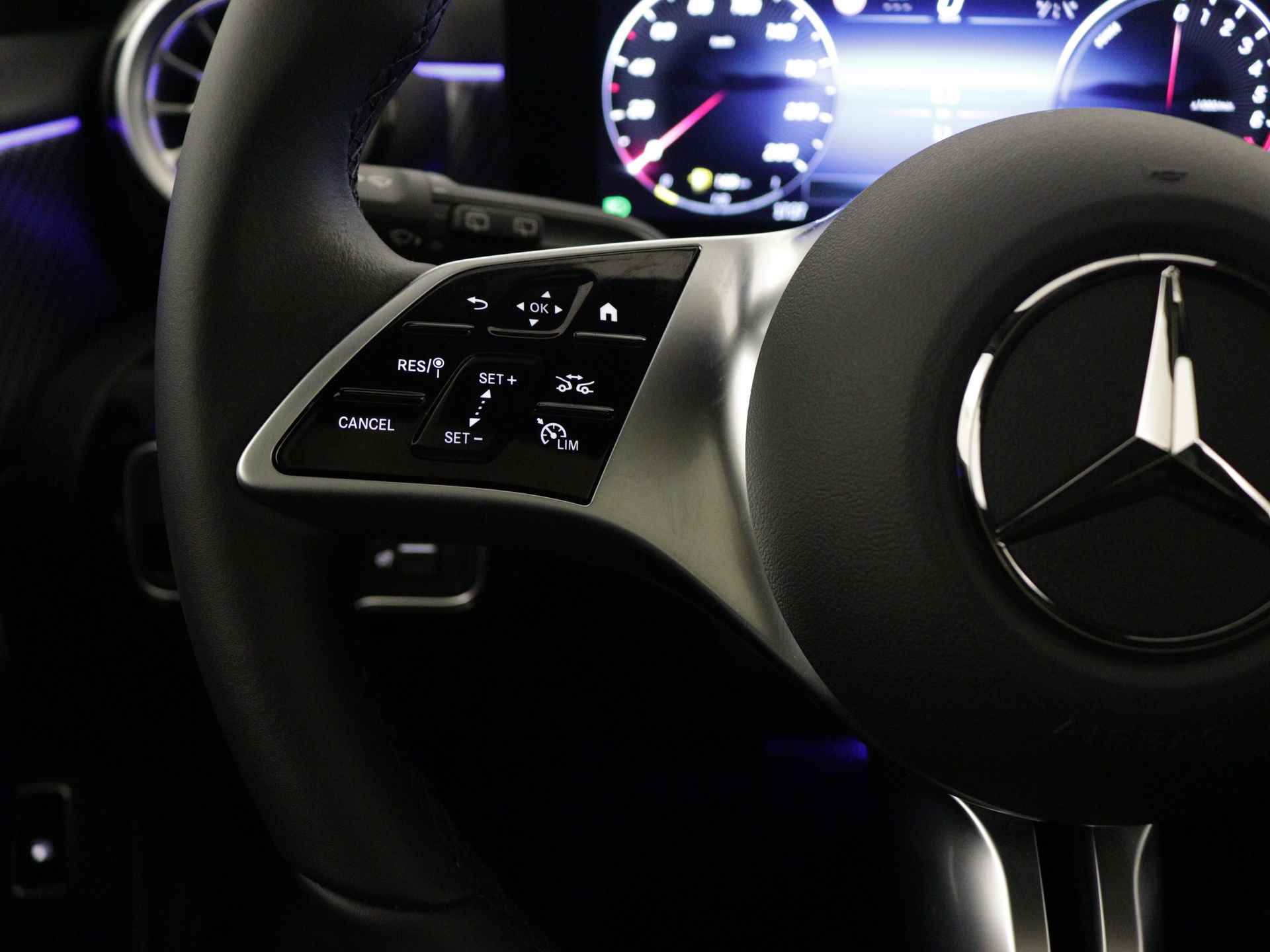 Mercedes-Benz A-Klasse 250 e Luxury Line | Trekhaak | Panoramaschuifdak | Extra USB-poorten | KEYLESS GO | Sfeerverlichting | Parkeerpakket met achteruitrijcamera | Verwarmde stoelen vooraan | - 18/41