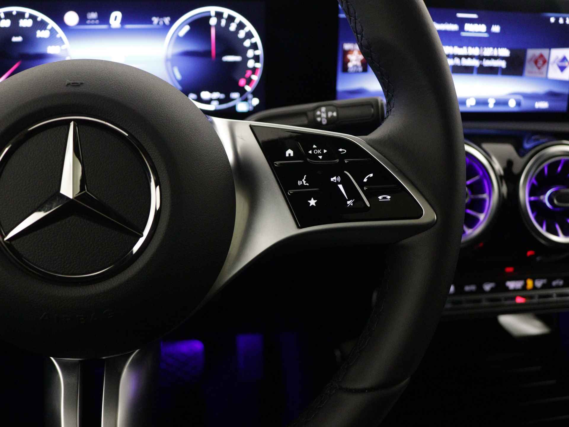 Mercedes-Benz A-Klasse 250 e Luxury Line | Trekhaak | Panoramaschuifdak | Extra USB-poorten | KEYLESS GO | Sfeerverlichting | Parkeerpakket met achteruitrijcamera | Verwarmde stoelen vooraan | - 19/41