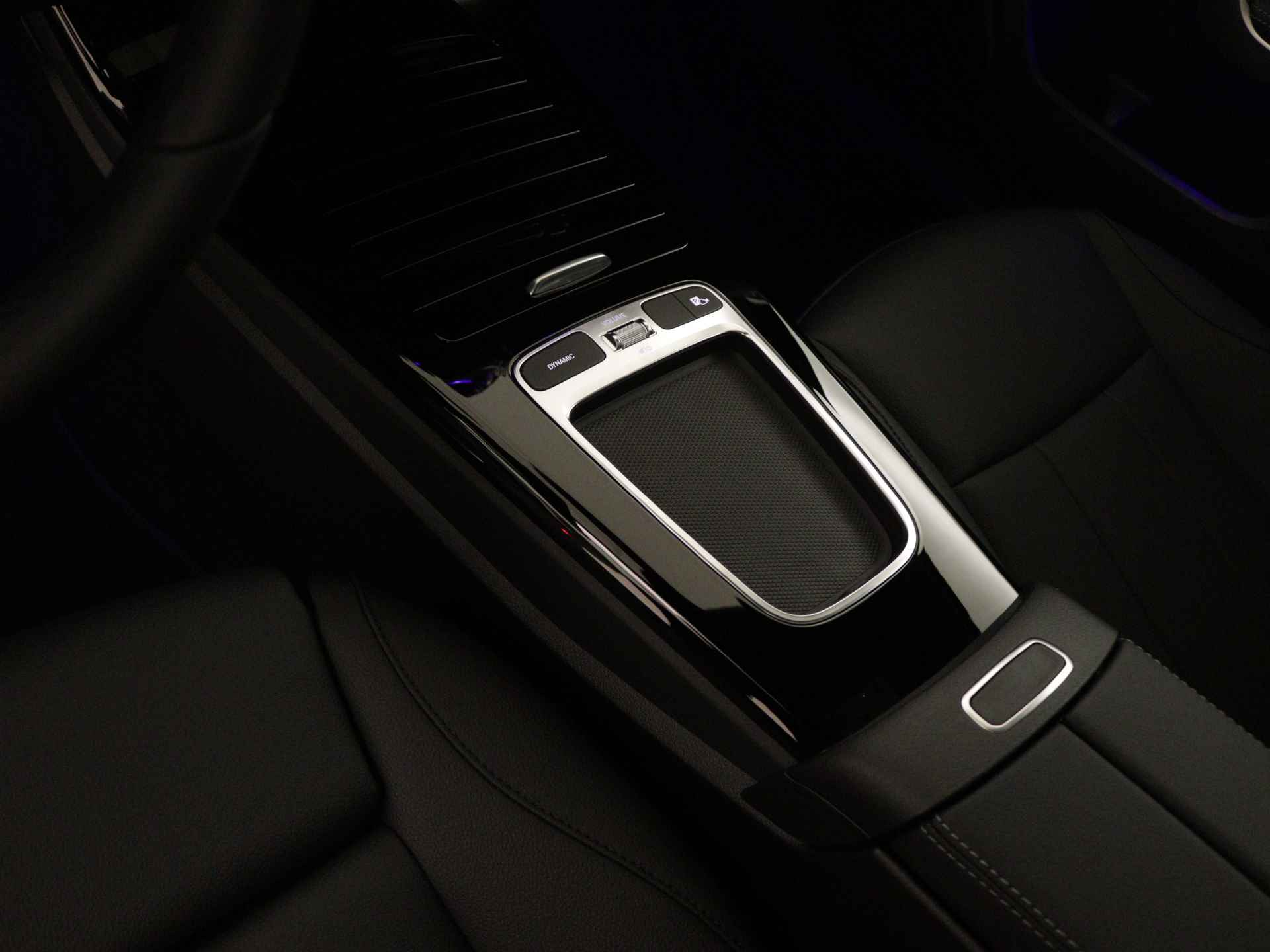 Mercedes-Benz A-Klasse 250 e Luxury Line | Trekhaak | Panoramaschuifdak | Extra USB-poorten | KEYLESS GO | Sfeerverlichting | Parkeerpakket met achteruitrijcamera | Verwarmde stoelen vooraan | - 26/41