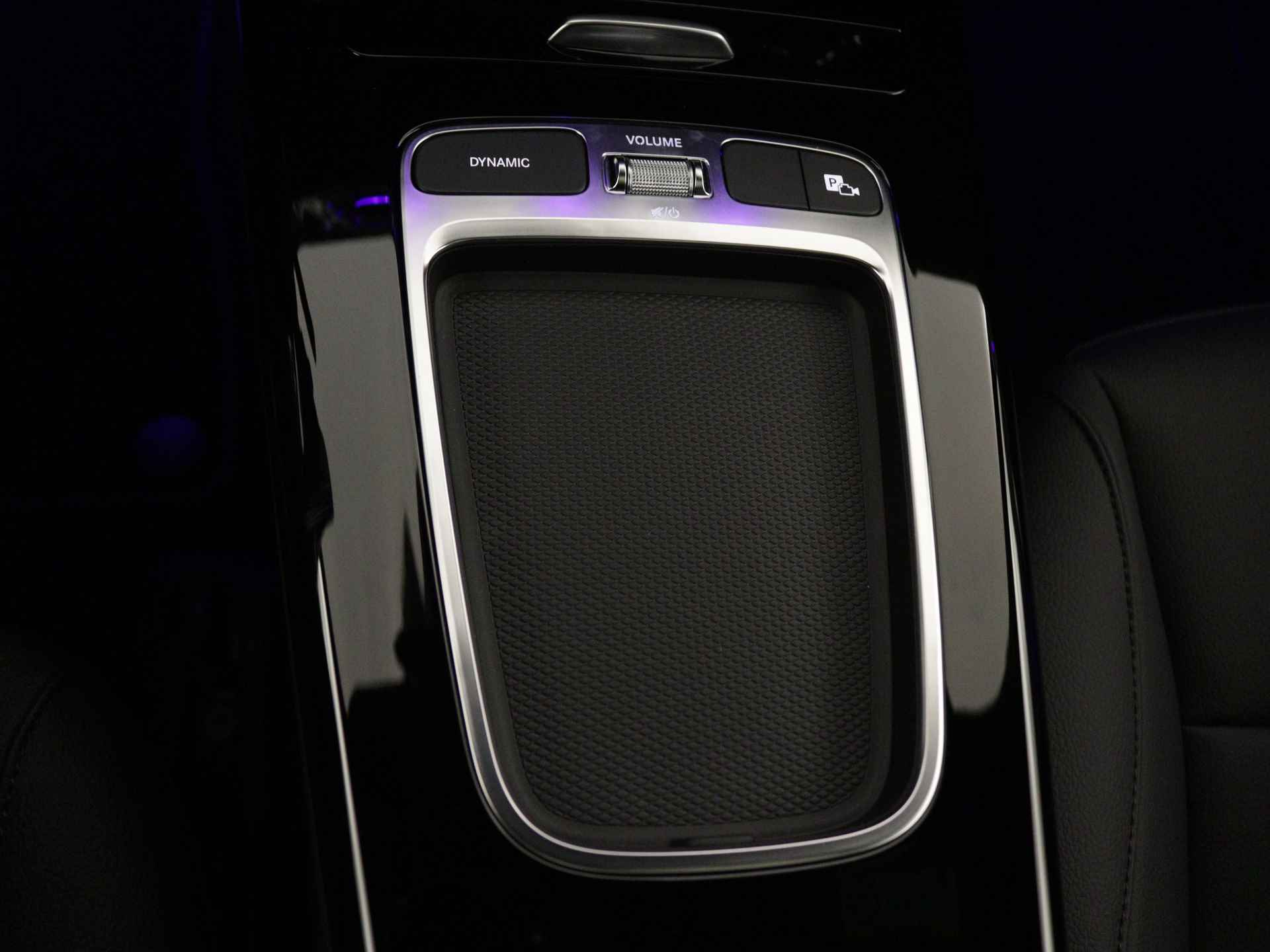Mercedes-Benz A-Klasse 250 e Luxury Line | Trekhaak | Panoramaschuifdak | Extra USB-poorten | KEYLESS GO | Sfeerverlichting | Parkeerpakket met achteruitrijcamera | Verwarmde stoelen vooraan | - 29/41