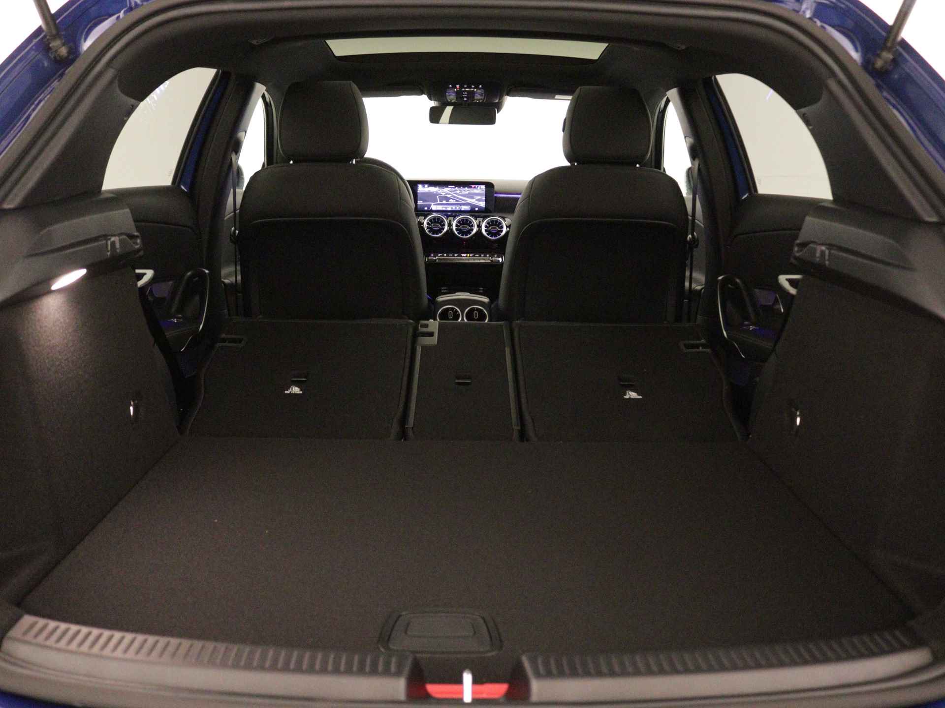 Mercedes-Benz A-Klasse 250 e Luxury Line | Trekhaak | Panoramaschuifdak | Extra USB-poorten | KEYLESS GO | Sfeerverlichting | Parkeerpakket met achteruitrijcamera | Verwarmde stoelen vooraan | - 36/41