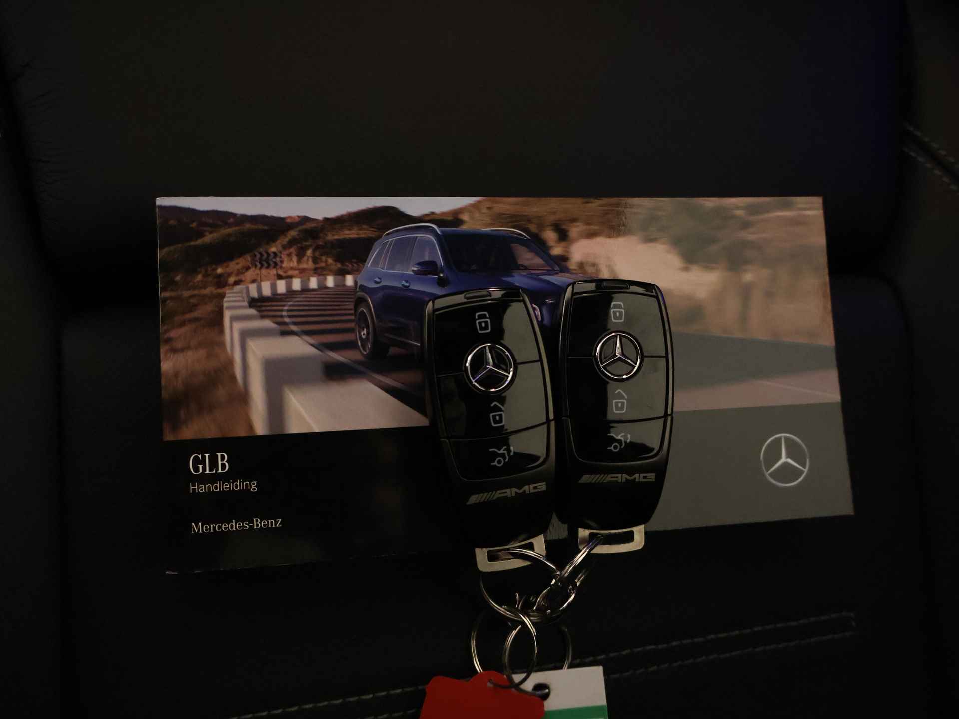 Mercedes-Benz GLB 35 AMG 4-MATIC Nightpack 306 pk | Panoramadak | Rijassistentie pack | 360 gr Camera | Keyless Go | Memory | Head up display | Augmanted Reality | inclusief 24 maanden MB Certified garantie voor Europa. - 14/43