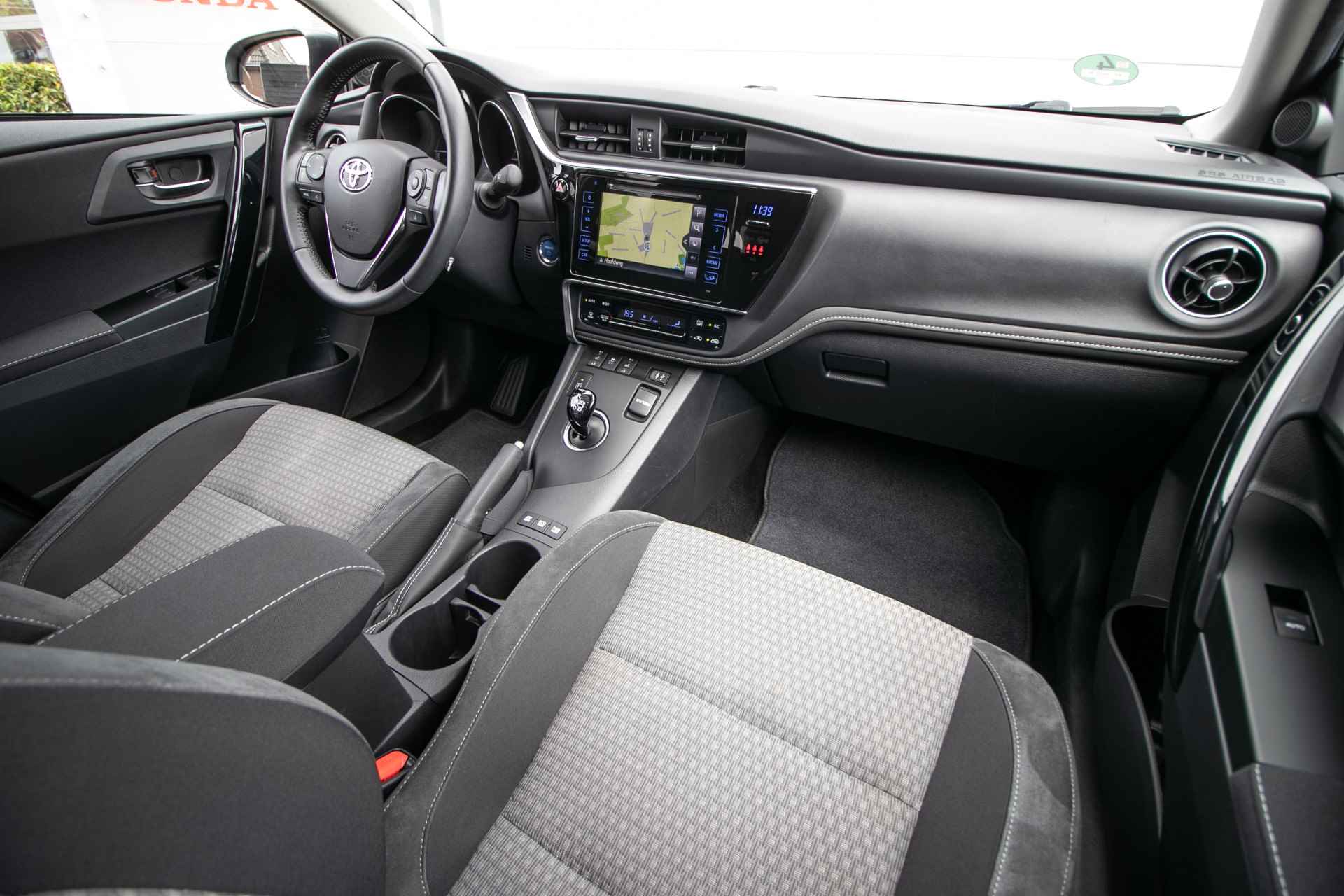 Toyota Auris Touring Sports 1.8 Hybrid Dynamic Ultimate - All-in rijklrprs | Navi | Stoelverw. | Cruise | Camera - 4/43