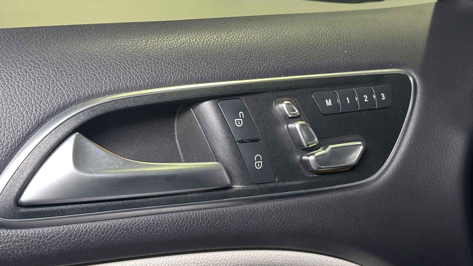 Mercedes-Benz B-klasse 180 Ambition | Navigatie | LED Koplampen | Stoelverwarming | Parkeersensoren | Climate Control | - 17/30
