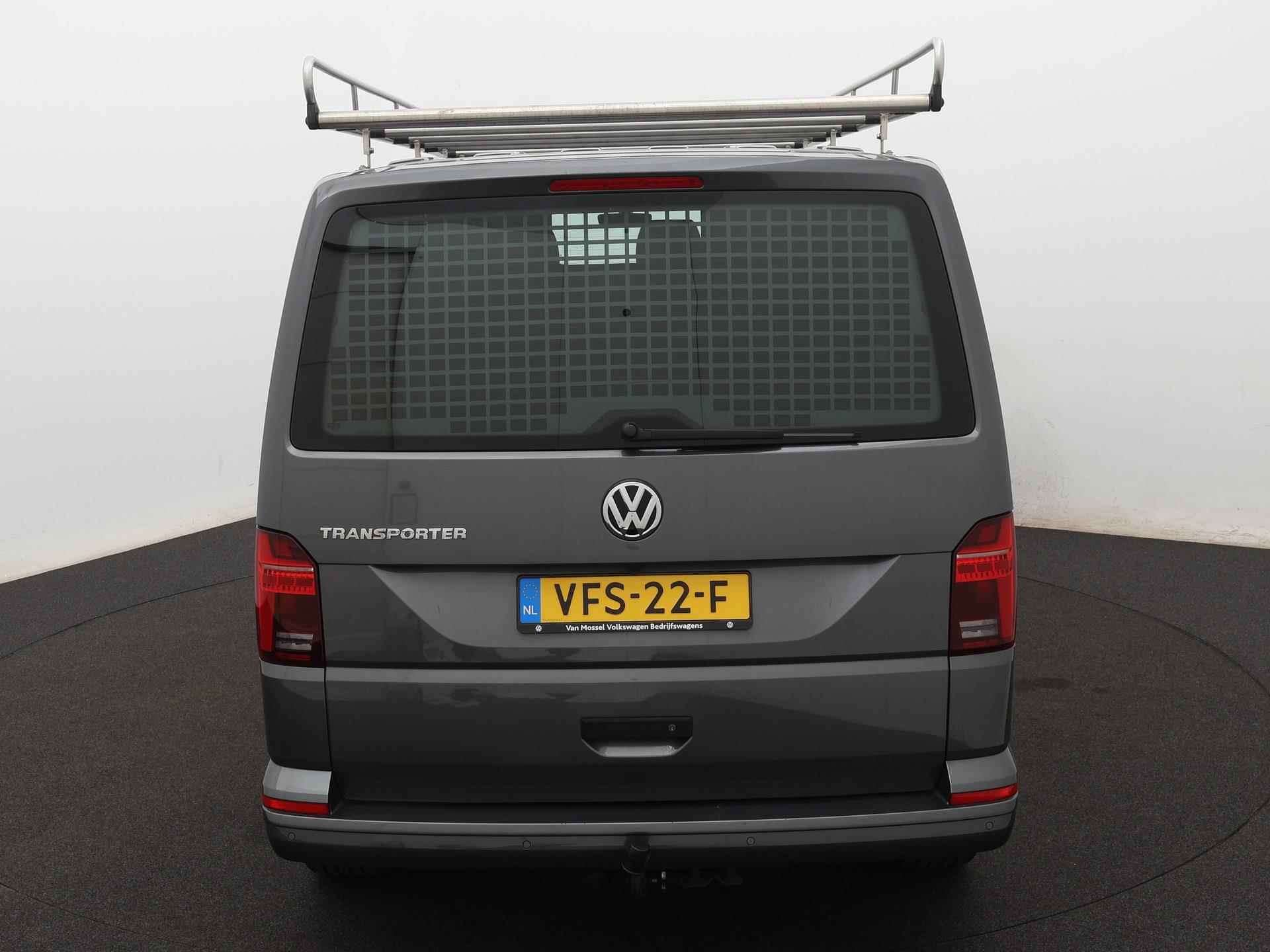 Volkswagen Transporter 2.0 TDI L2H1 Highline | Automaat | Multifunctioneel stuur | Imperiaal | Trekhaak | Parkeerhulp Voor + Achter | Navigatie | App-Connect | - 5/23