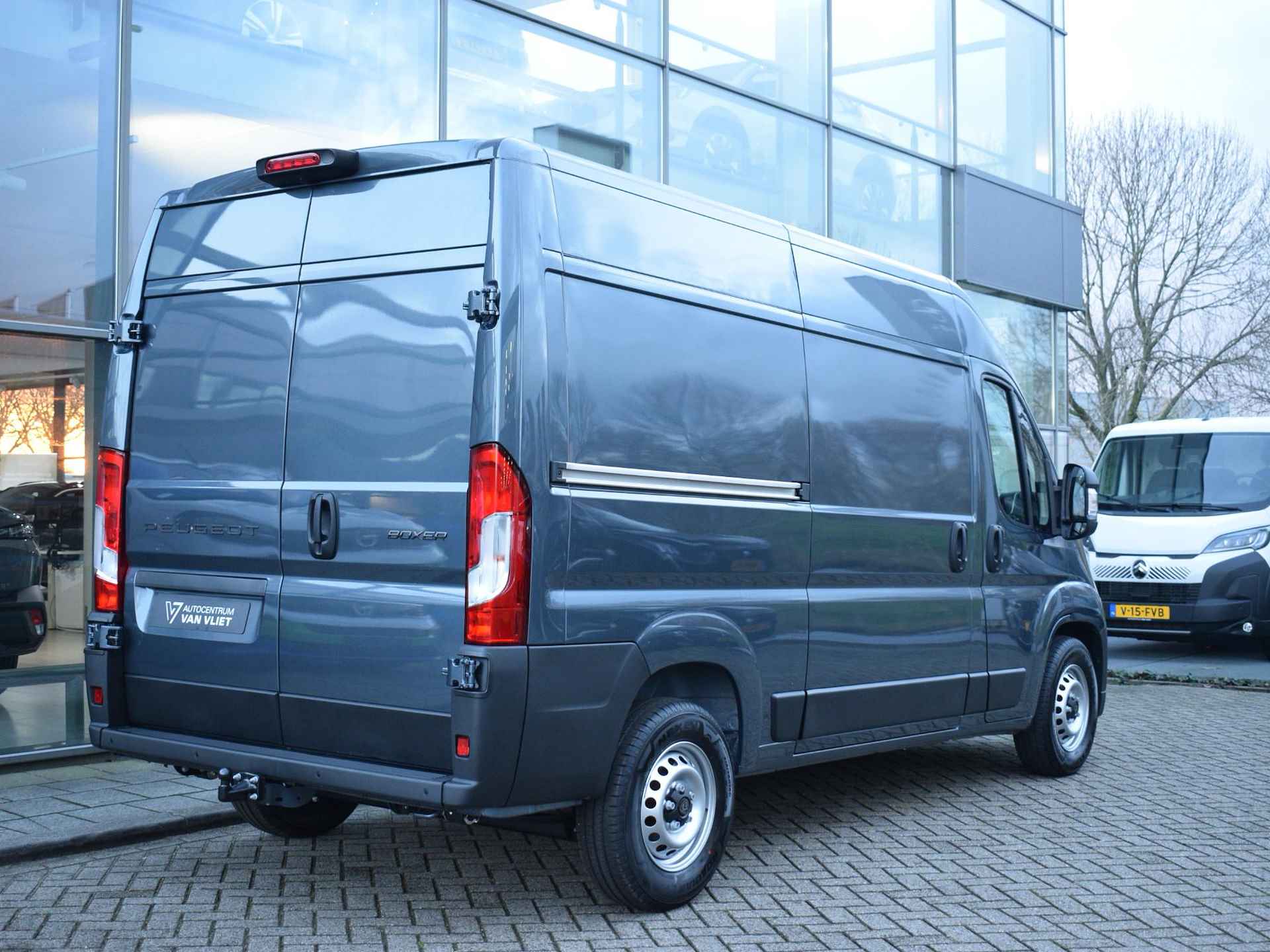 Peugeot Boxer 2.2 BlueHDi 140 S&S L2H2 3.5t AUTOMAAT | CAMERA | CRUISE CONTROL | E.C.C. | NAVIGATIE | TREKHAAK - 2/24