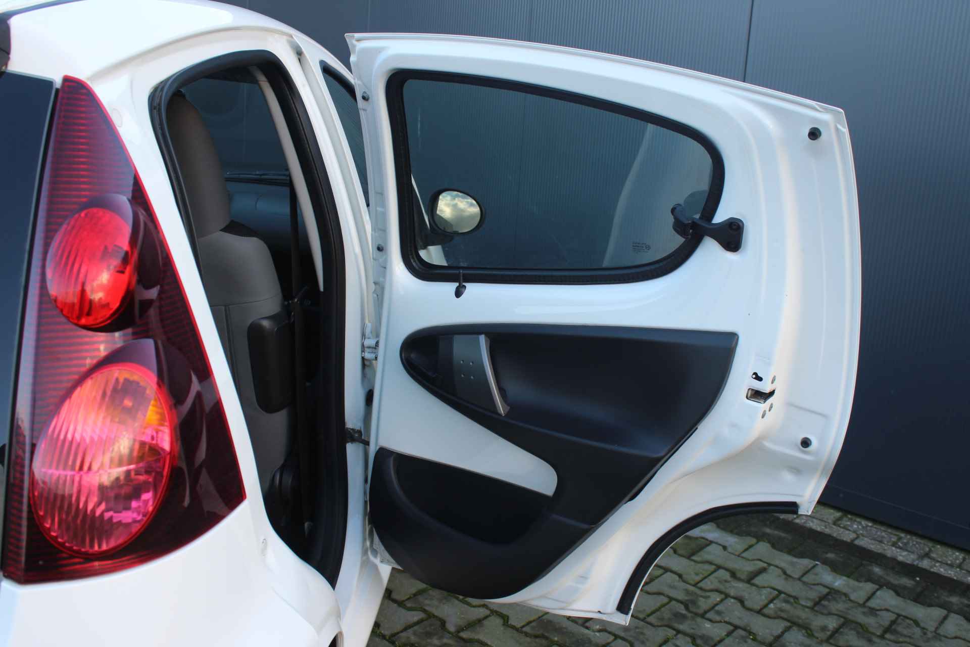 Peugeot 107 1.0 Access Accent | incl. 12 maanden garantie | 5 deurs | Airco | Radio CD | Stuurbekrachtiging | - 24/33