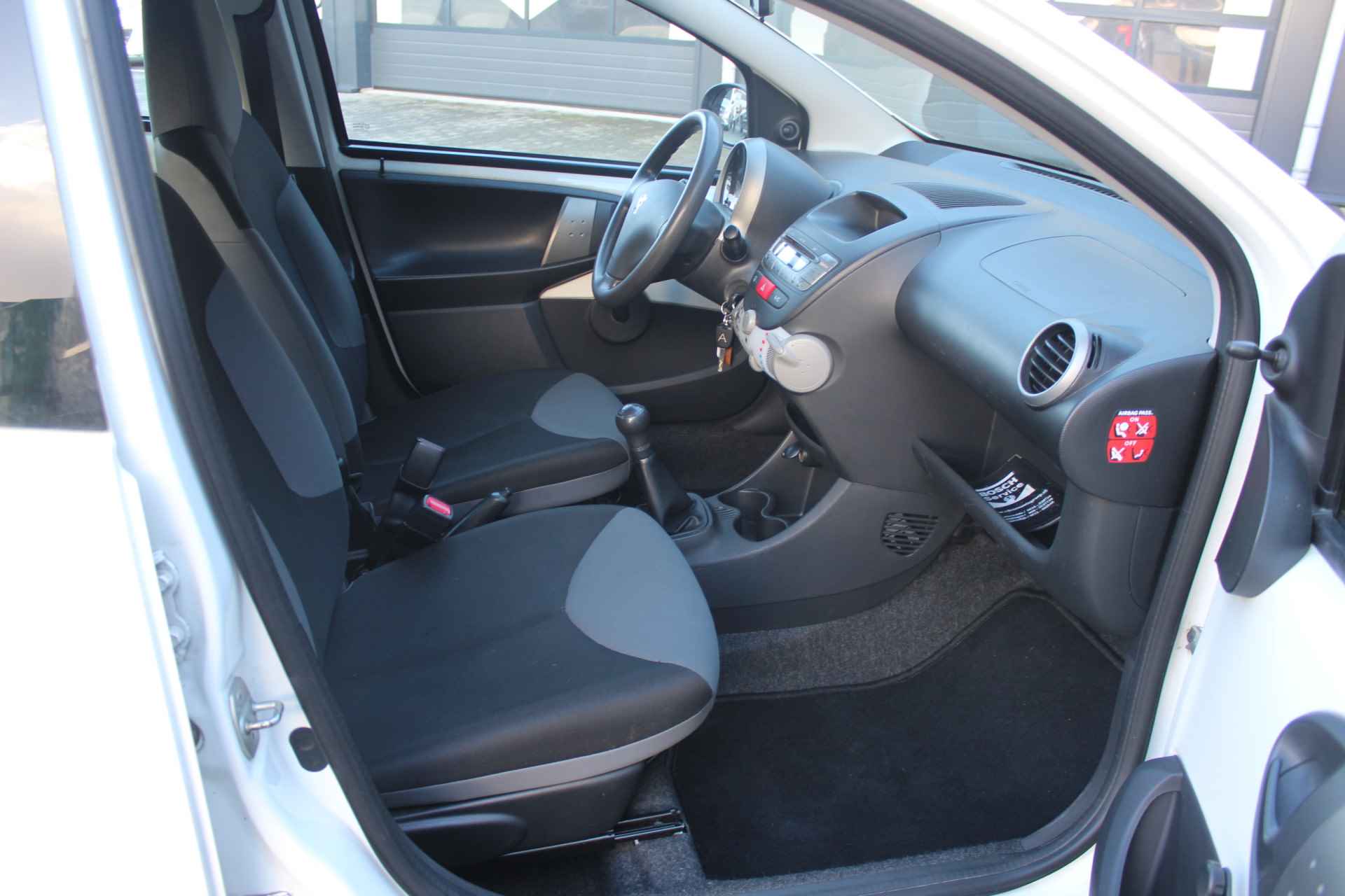 Peugeot 107 1.0 Access Accent | incl. 12 maanden garantie | 5 deurs | Airco | Radio CD | Stuurbekrachtiging | - 28/33