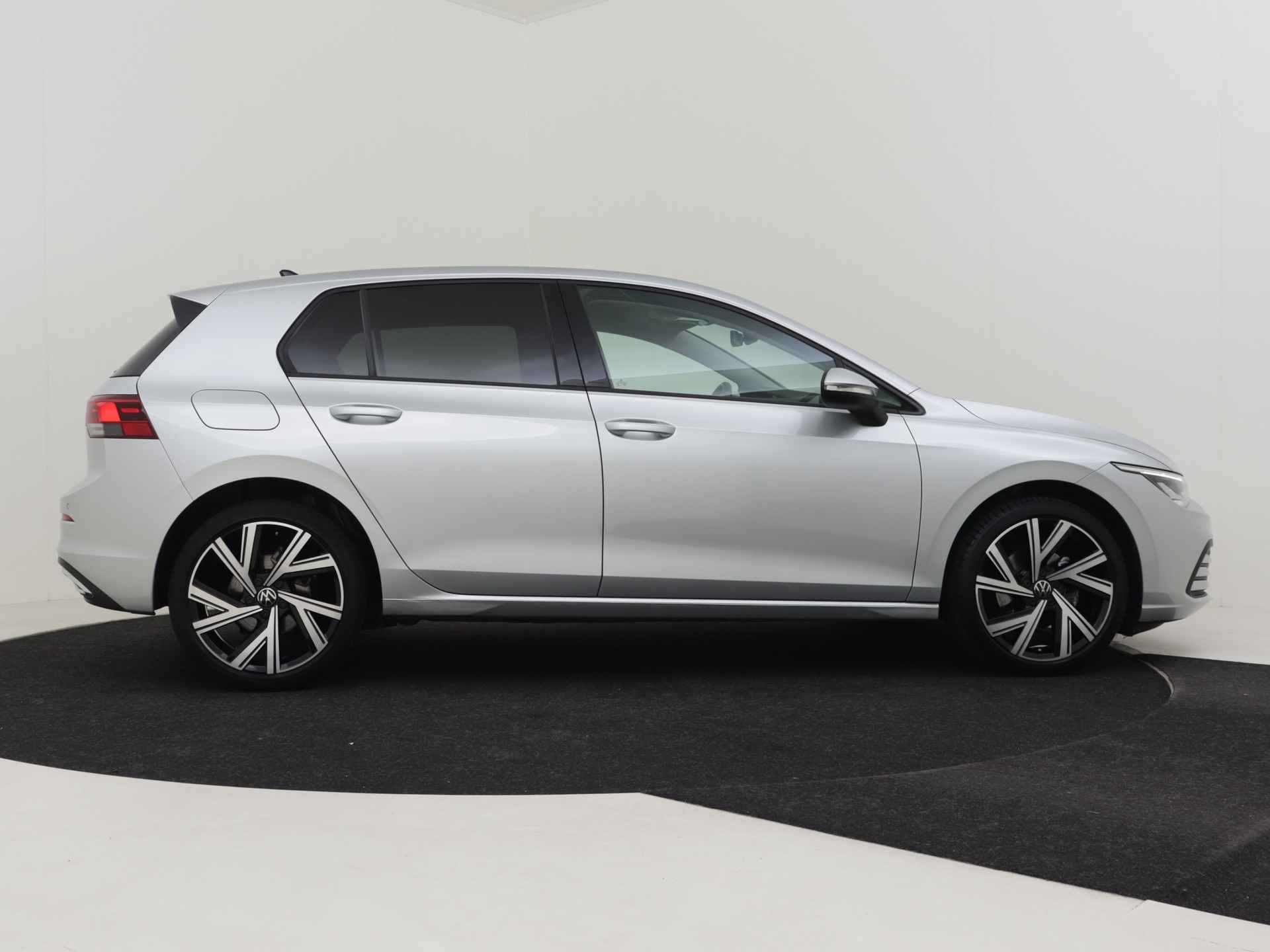 Volkswagen Golf 1.5 TSI 131pk Life | Airco | Apple Carplay/Android Auto | Adaptive cruise control | DAB-radio | Ledverlichting | Navigatie | 18" - 20/42