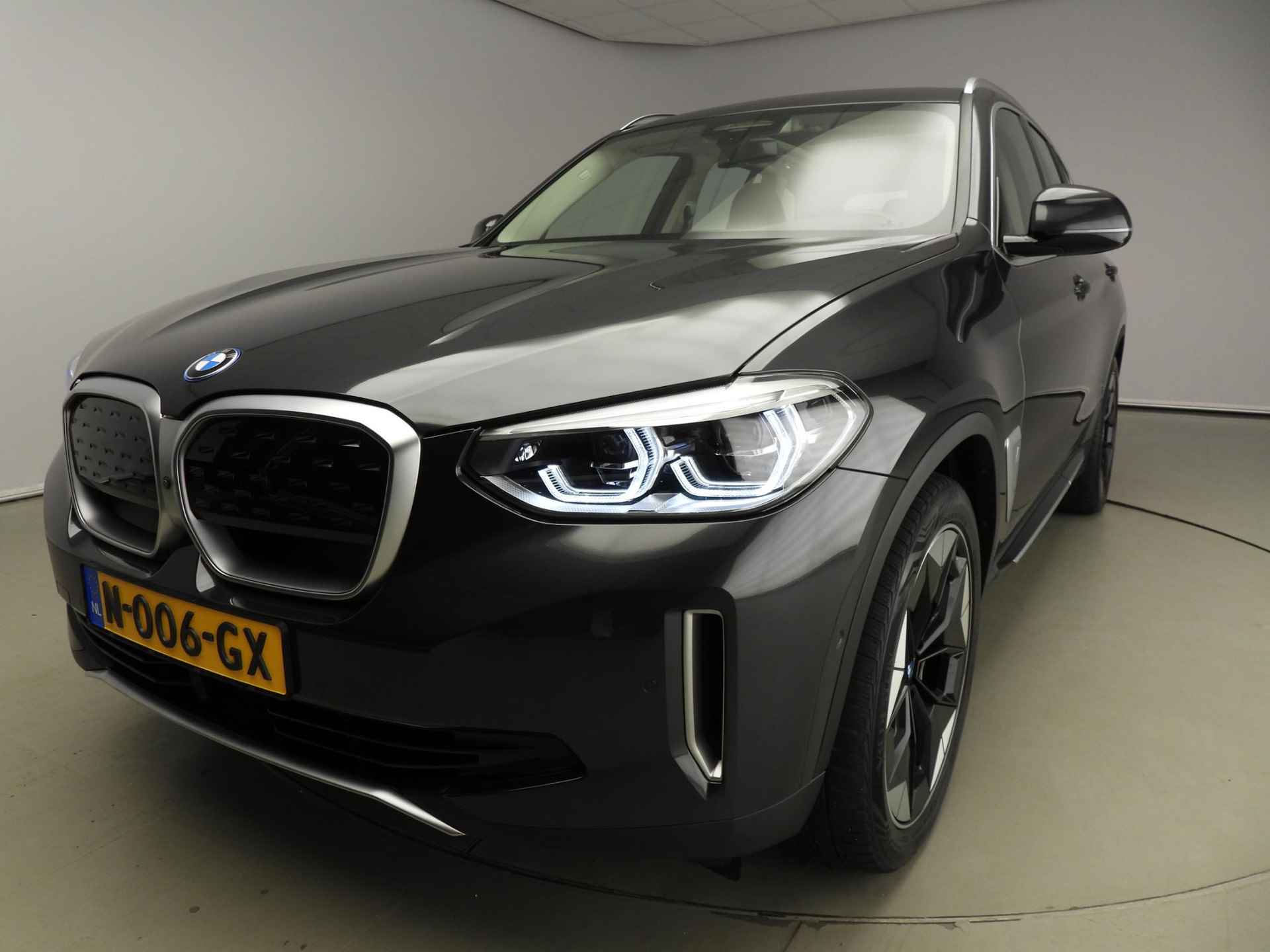 BMW iX3 High Executive | LED | Leder | HUD | Schuifdak | Sportstoelen | Chrome line | Stoelverwarming | DAB | Harman-kardon sound | Alu 20 inch - 48/51