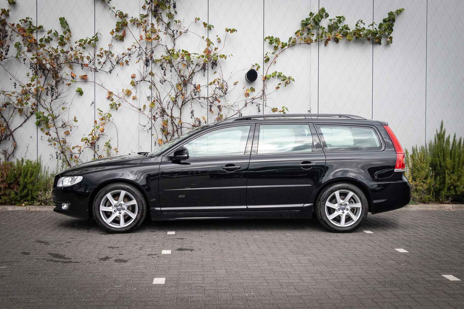 Volvo V70 T4 Aut. Dynamic Edition | Trekhaak | Schuif-/kanteldak | Bi-xenon koplampen | Lederen sportstoelen | Navigatie | Parkeersensoren voor + achter | Elektrische achterklep | - 5/21