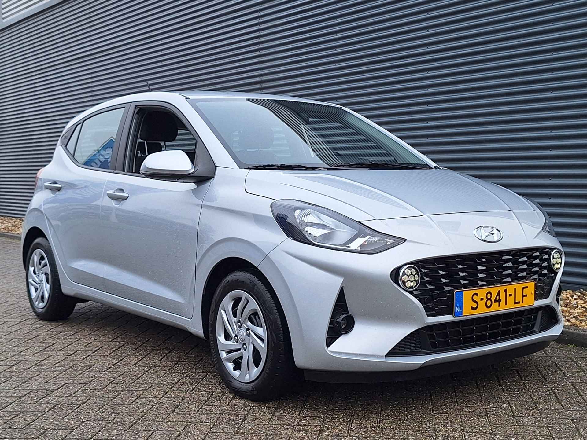 Hyundai i10 1.0 Comfort 5-zits | Airco | Navigatie via Apple Carplay of Android Auto | Automatische verlichting | Cruise Control | - 3/43