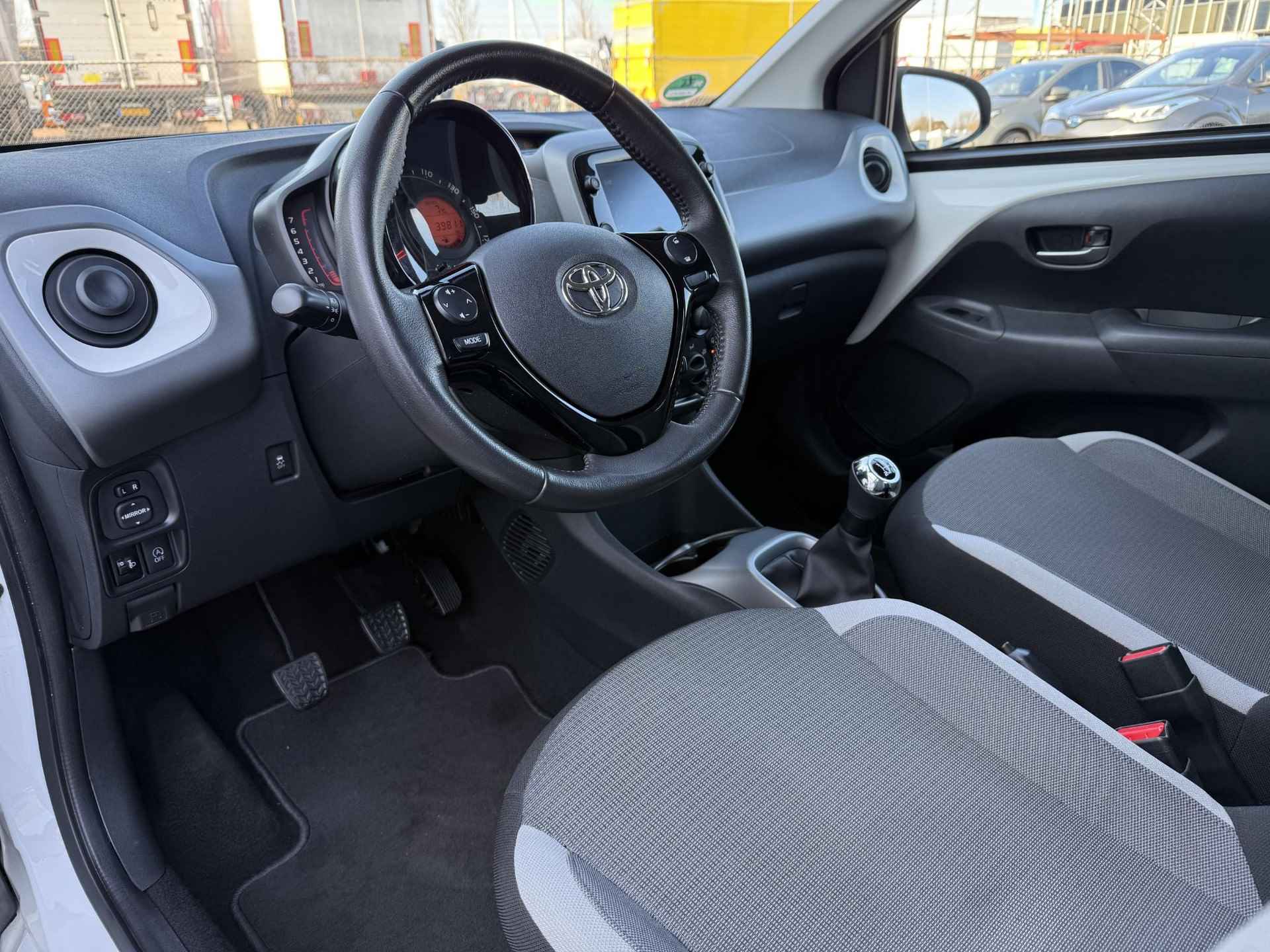 Toyota Aygo 1.0 VVT-i x-play - 2/18