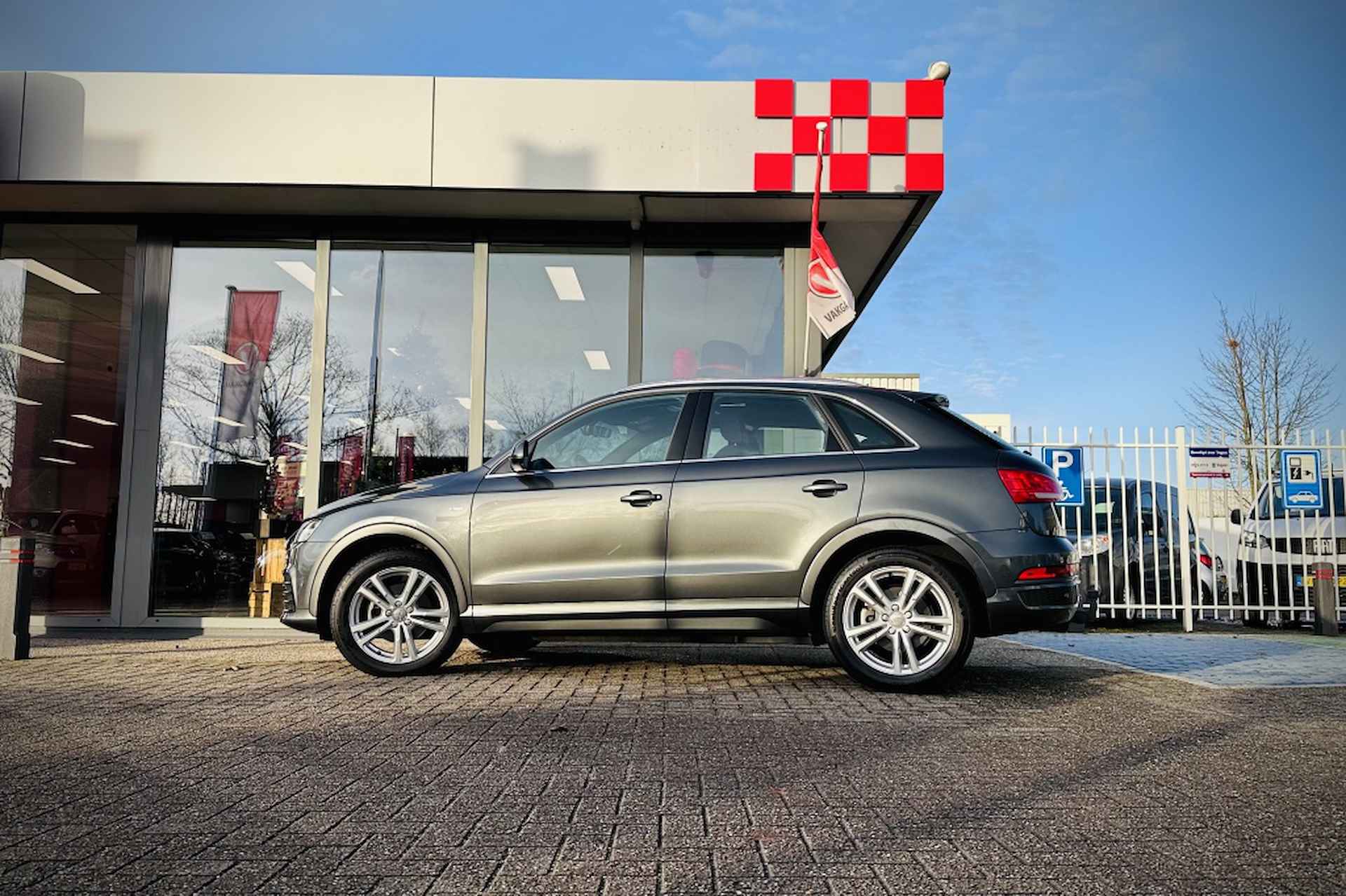 Audi Q3 1.4 TFSI CoD Sport S-Line Edition / SCHUIFDAK / TREKHAAK / PDC - 5/28