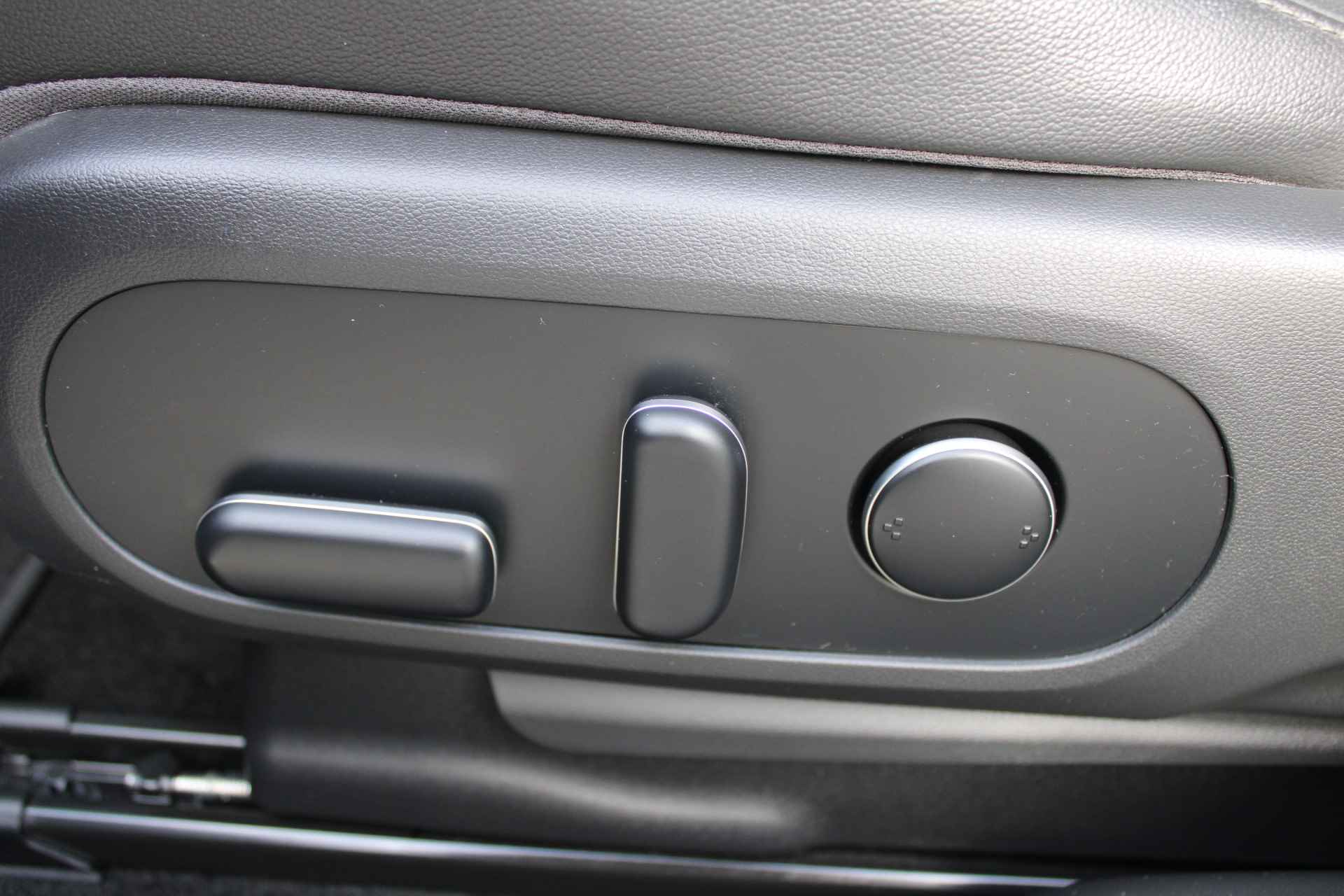 Hyundai IONIQ 5 73 kWh 218pk Connect Automaat | Leder | Climate | Camera | Keyless | Full Led | Navigatie | Winterpakket | Warmtepomp | 19" Lich - 17/29