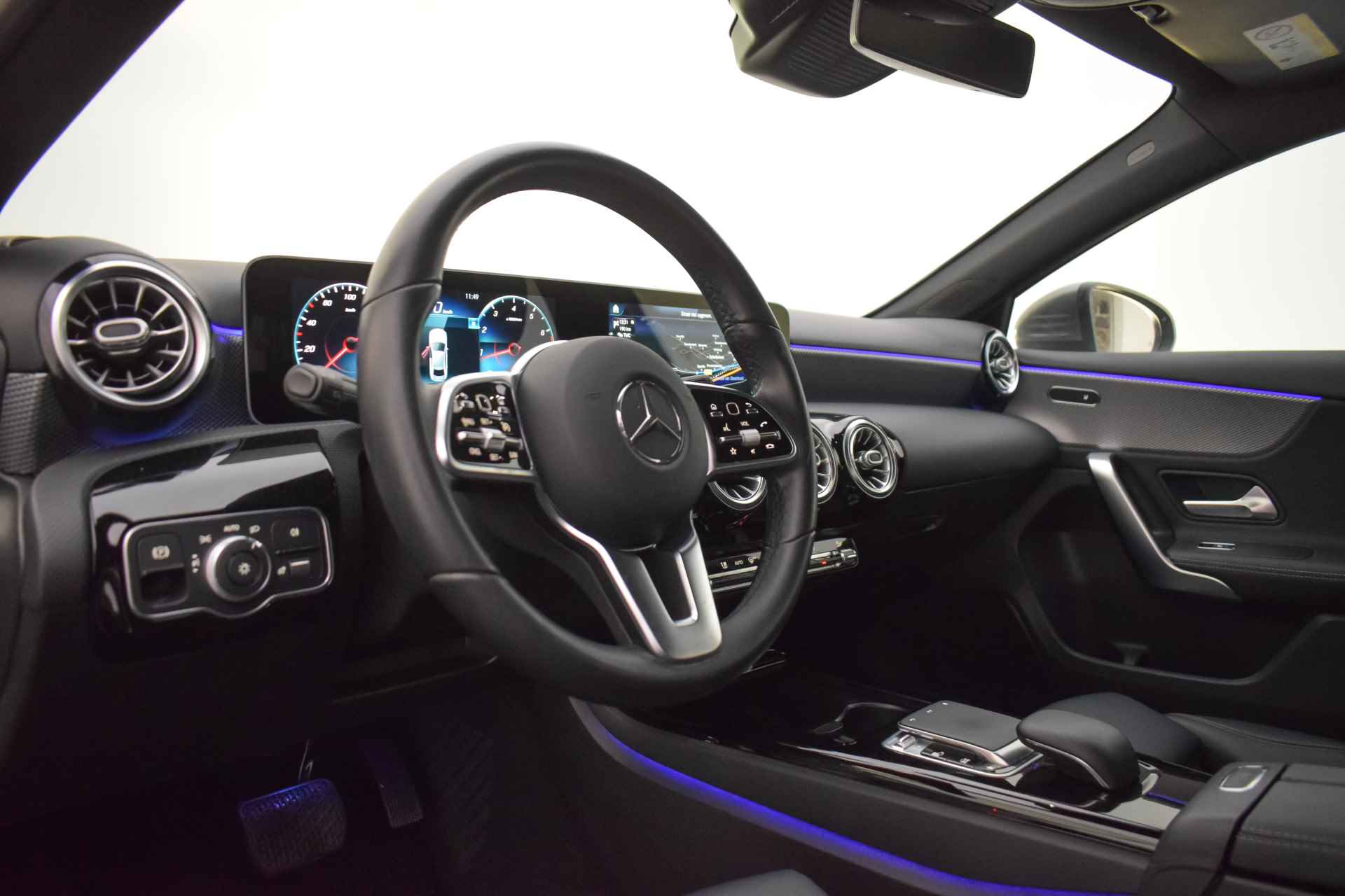 Mercedes-Benz A-Klasse 180 7G-Dct SOLUTION EDITION FULL LED/WIDESCREEN/AMBIANCELIGHT/NAVI/CARPLAY/BLINDSPOT/LANE ASSIST/PDC V+A/LMV - 16/25