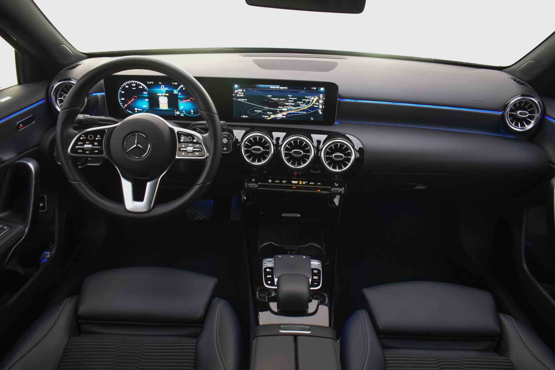 Mercedes-Benz A-Klasse 180 7G-Dct SOLUTION EDITION FULL LED/WIDESCREEN/AMBIANCELIGHT/NAVI/CARPLAY/BLINDSPOT/LANE ASSIST/PDC V+A/LMV - 17/25