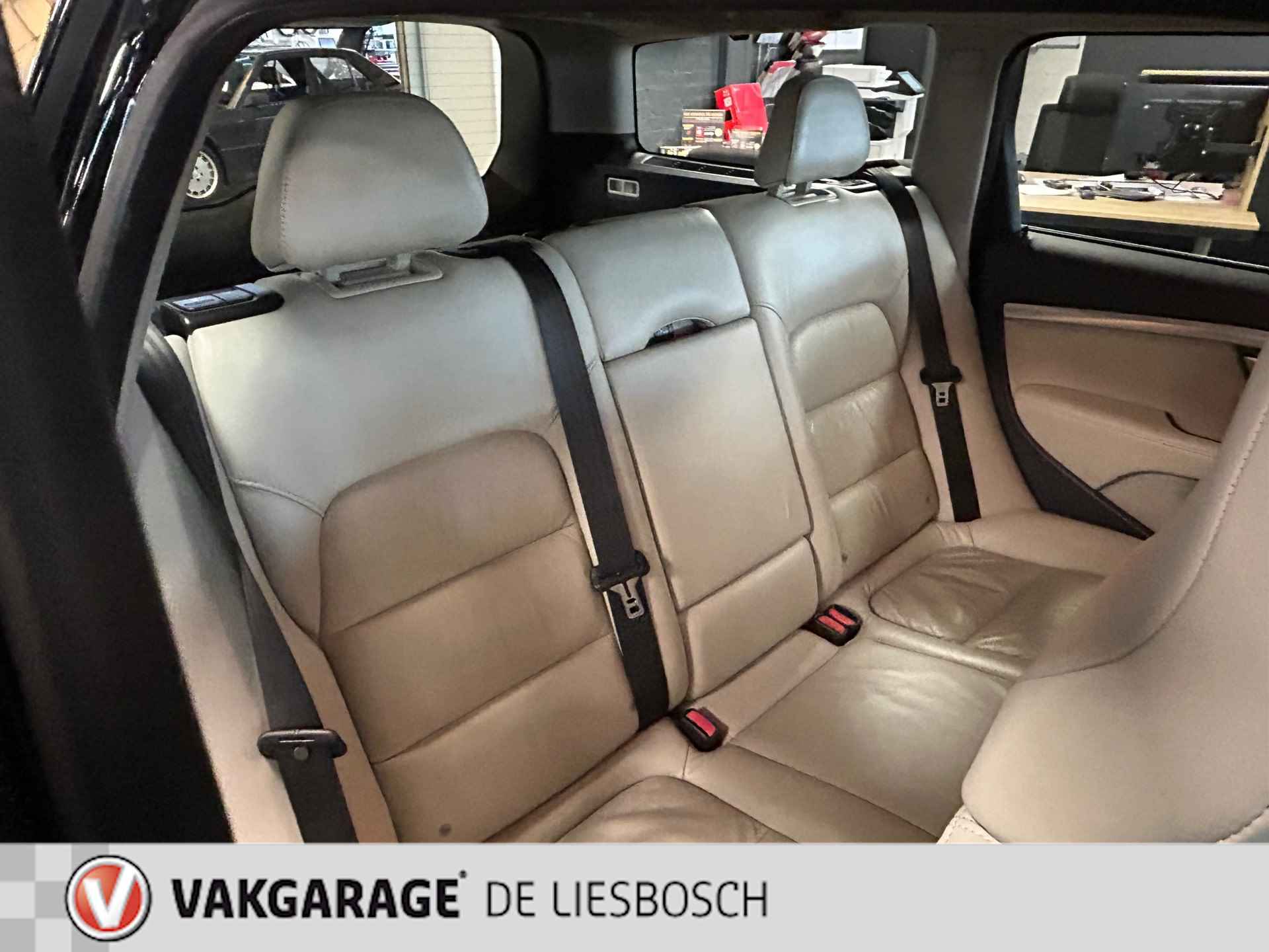 Volvo V70 1.6 T4 Limited Edition / Automaat / Leder /Stoel verwarming / trekhaak - 18/28