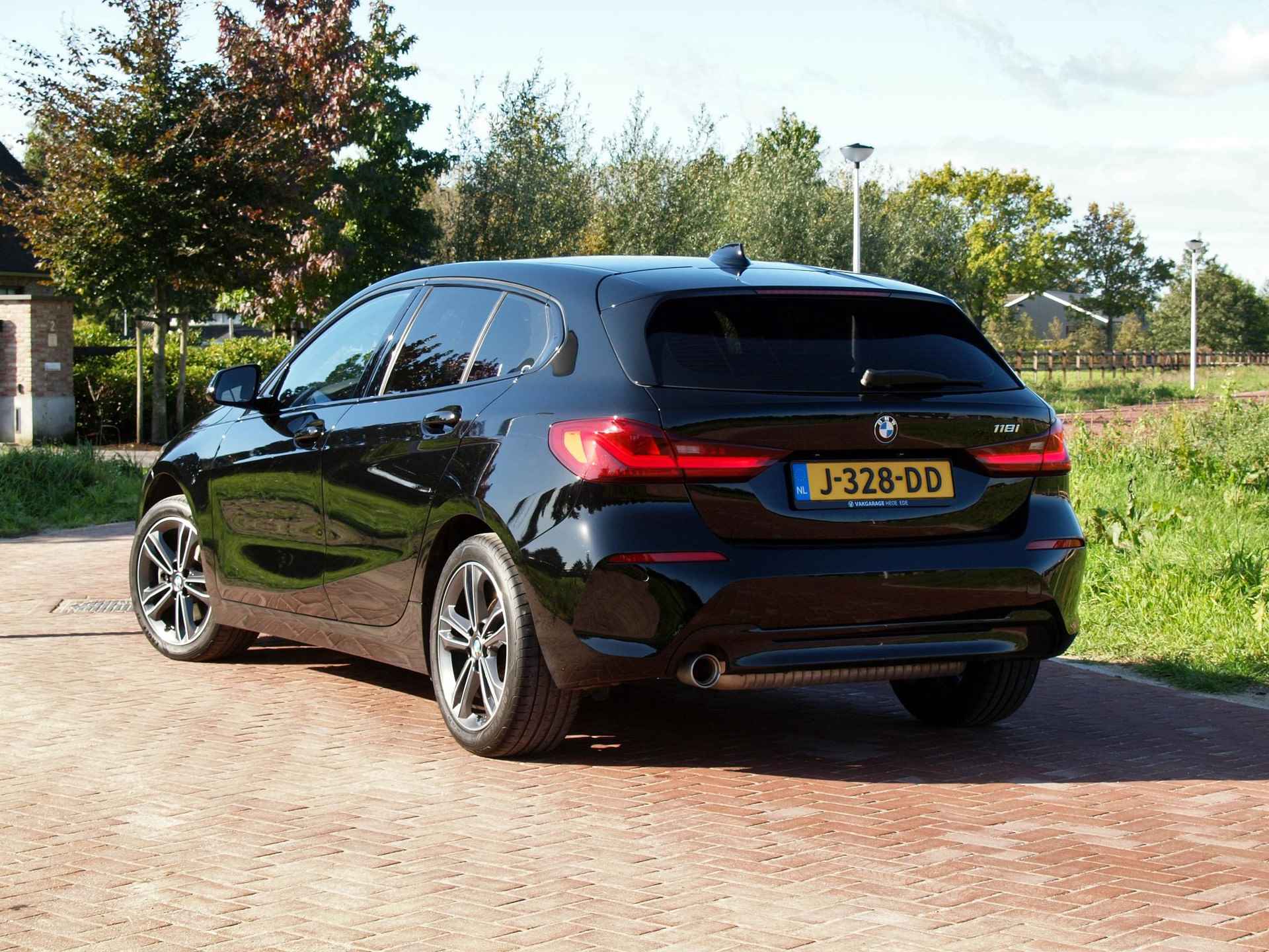 BMW 1-serie 118i Executive Edition | Harman Kardon | Apple Carplay | Cruise Control | LED | - 2/33