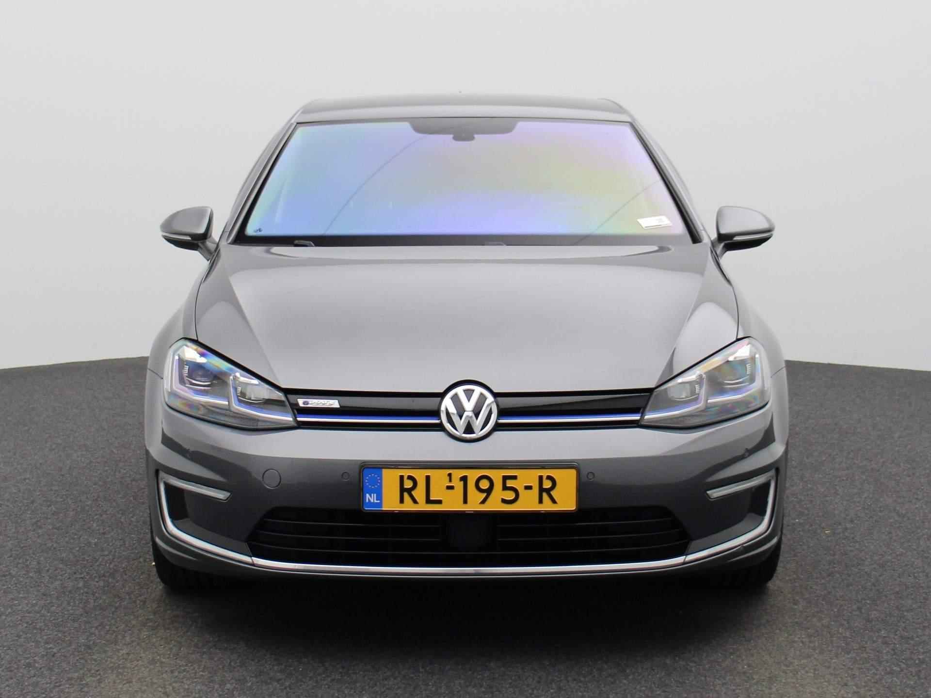 Volkswagen e-Golf e-Golf 136 PK DSG | Apple Carplay | Digital Cockpit Pro | Leder Bekleding | Achteruitrijcamera | R-Line Velgen | Stoelverwarming | LED+ Koplampen | Dynamische Achterlichten | Keyless | - 4/41