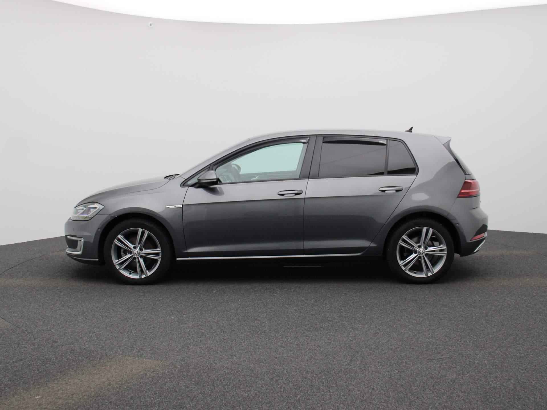 Volkswagen e-Golf e-Golf 136 PK DSG | Apple Carplay | Digital Cockpit Pro | Leder Bekleding | Achteruitrijcamera | R-Line Velgen | Stoelverwarming | LED+ Koplampen | Dynamische Achterlichten | Keyless | - 5/41